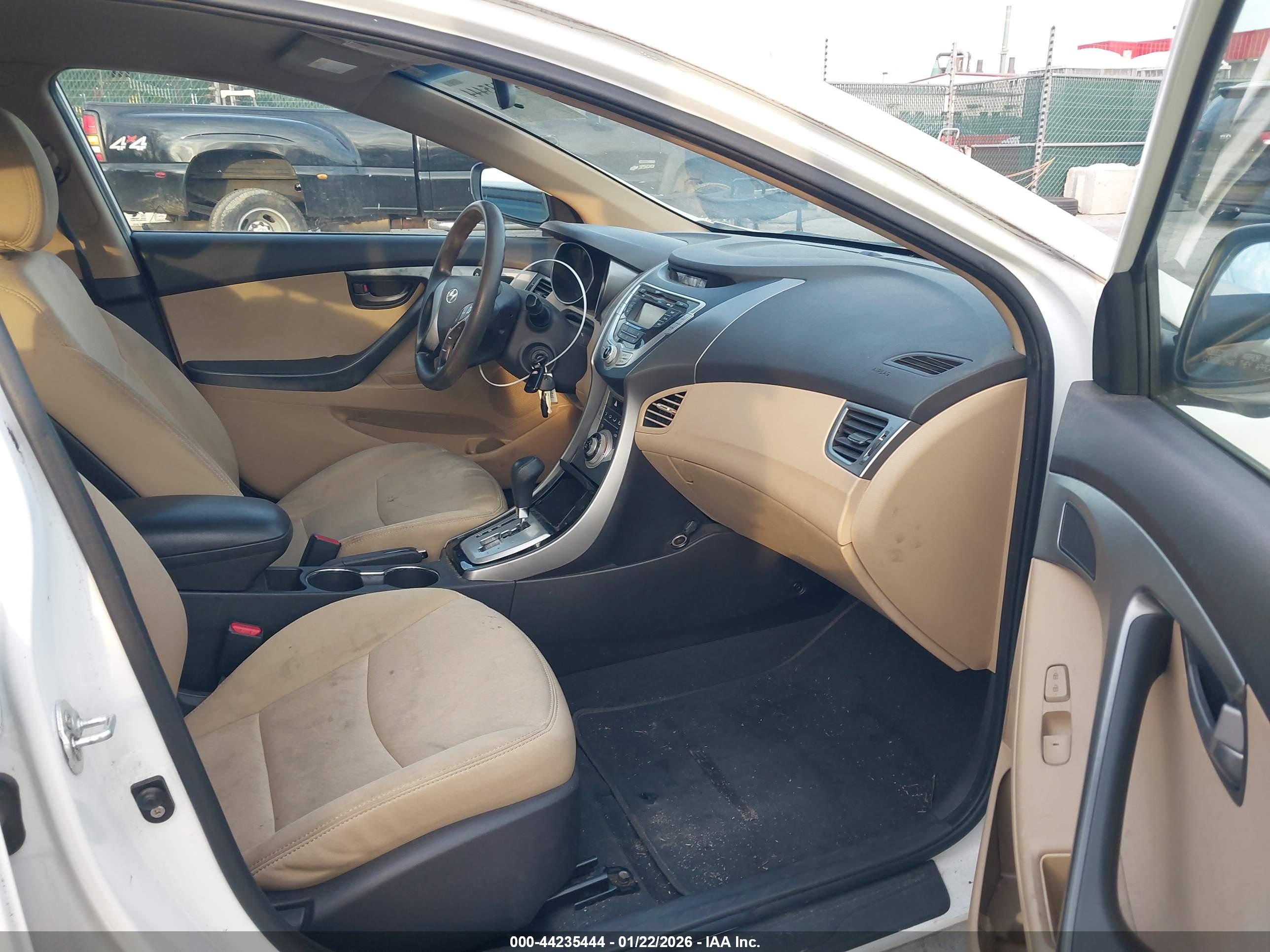 HYUNDAI ELANTRA image 5