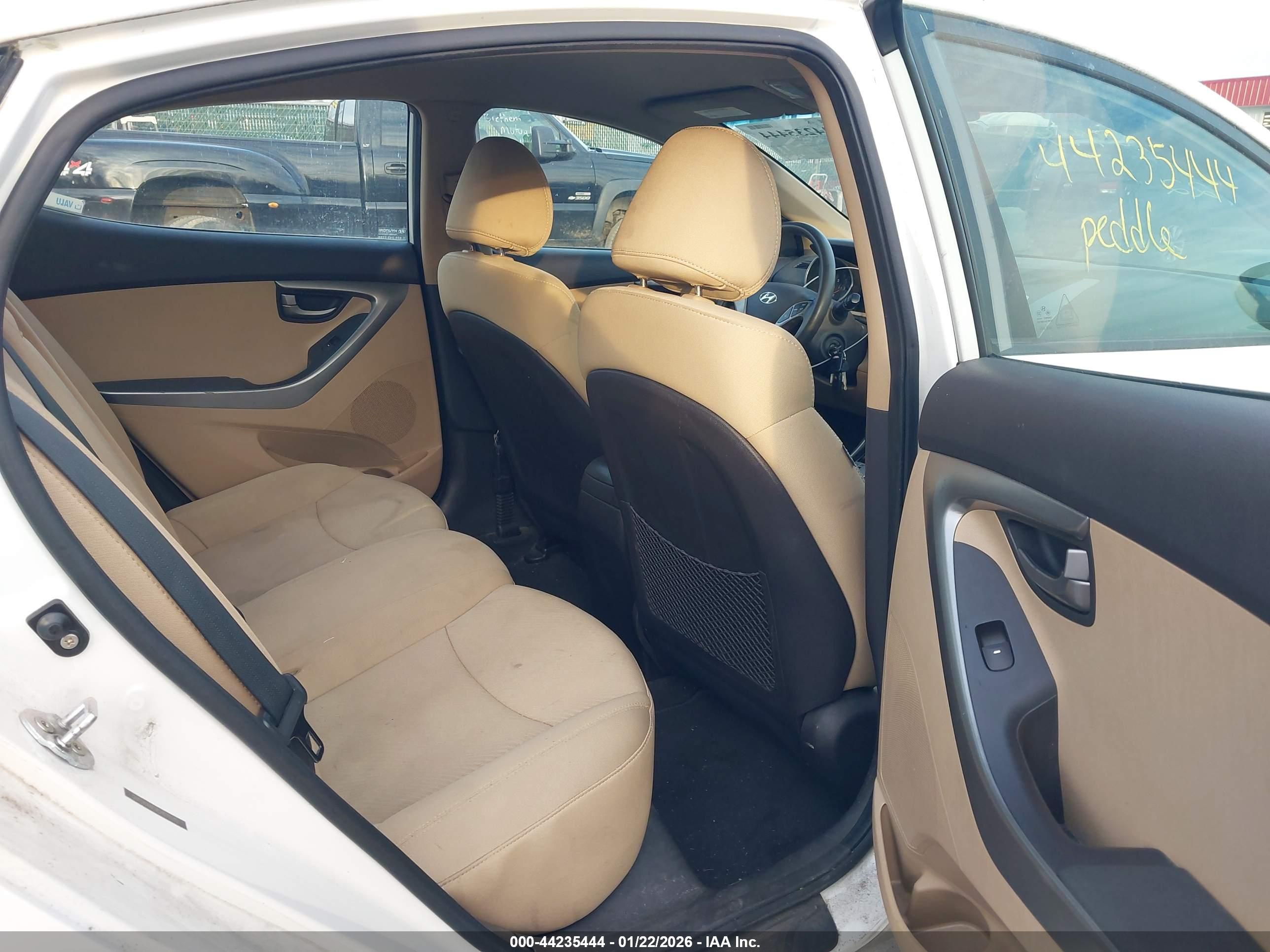 HYUNDAI ELANTRA image 8