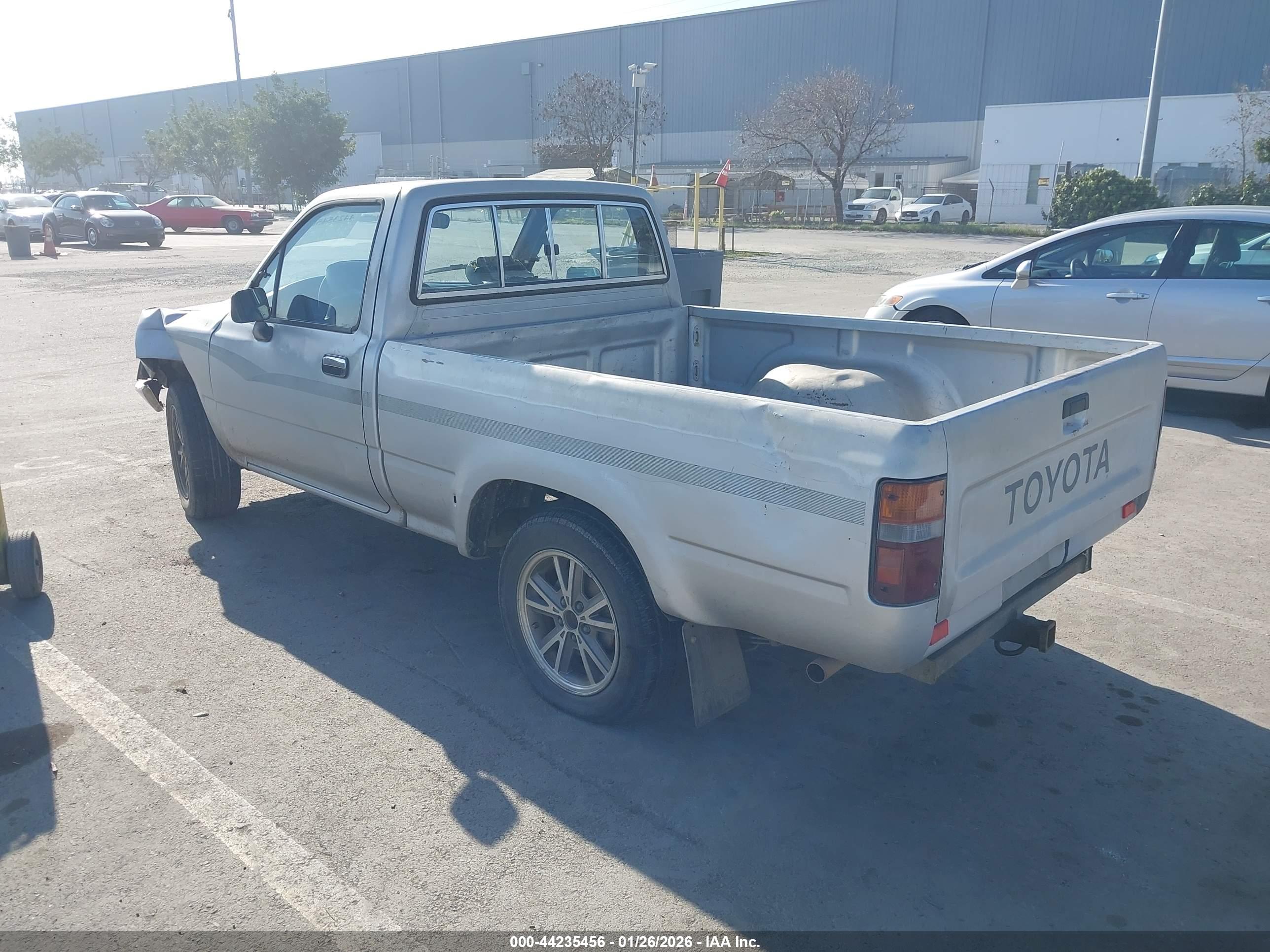 TOYOTA PICKUP image 3