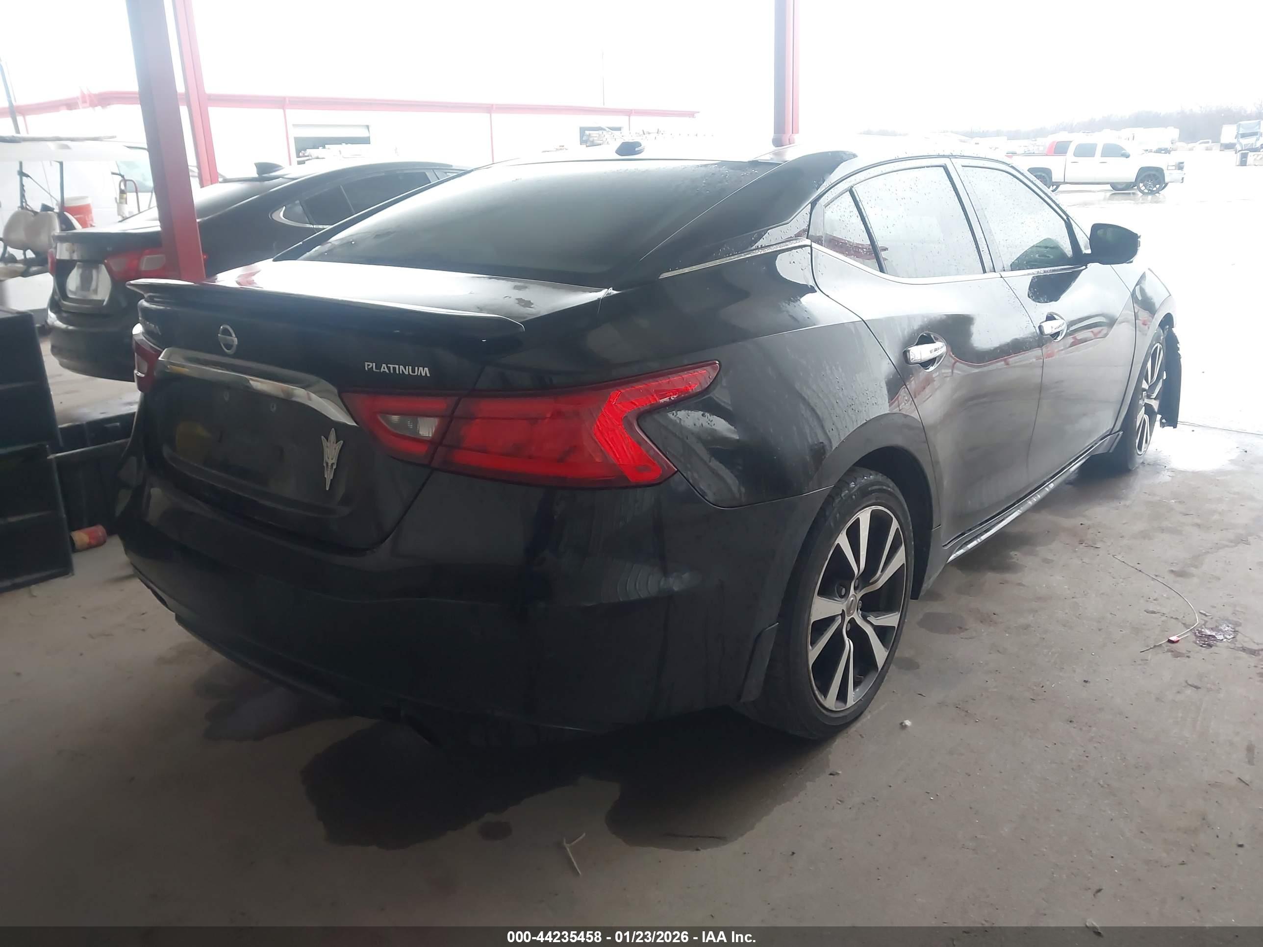 NISSAN MAXIMA image 4