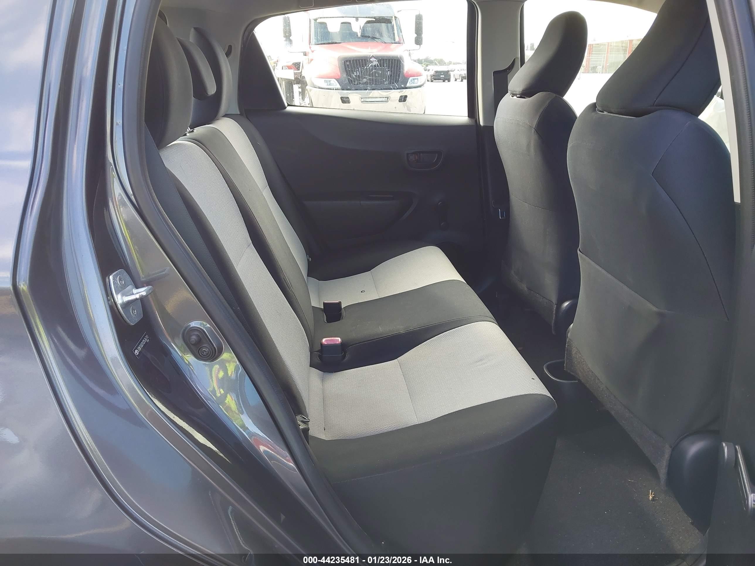 TOYOTA YARIS image 8