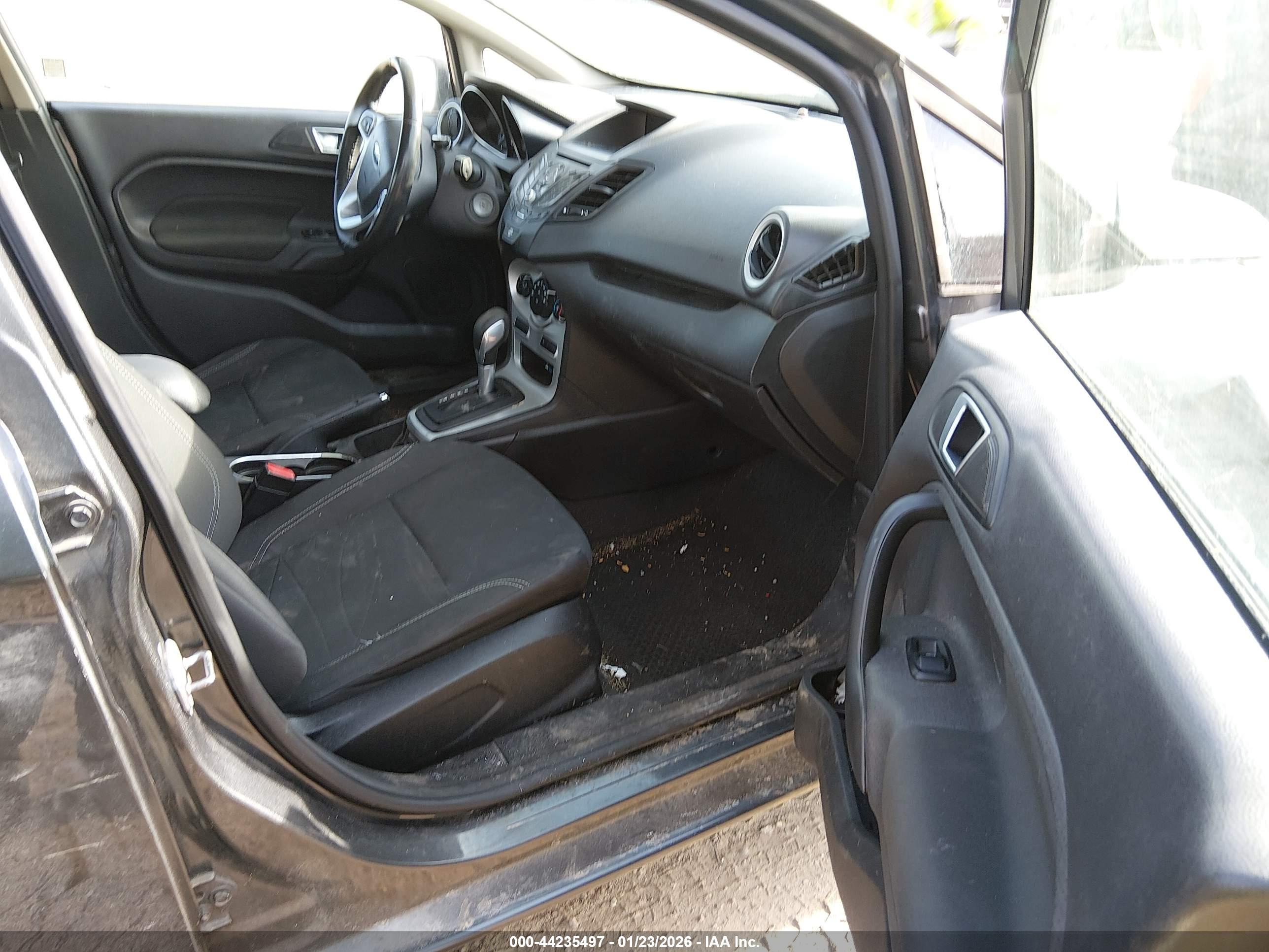 FORD FIESTA image 5