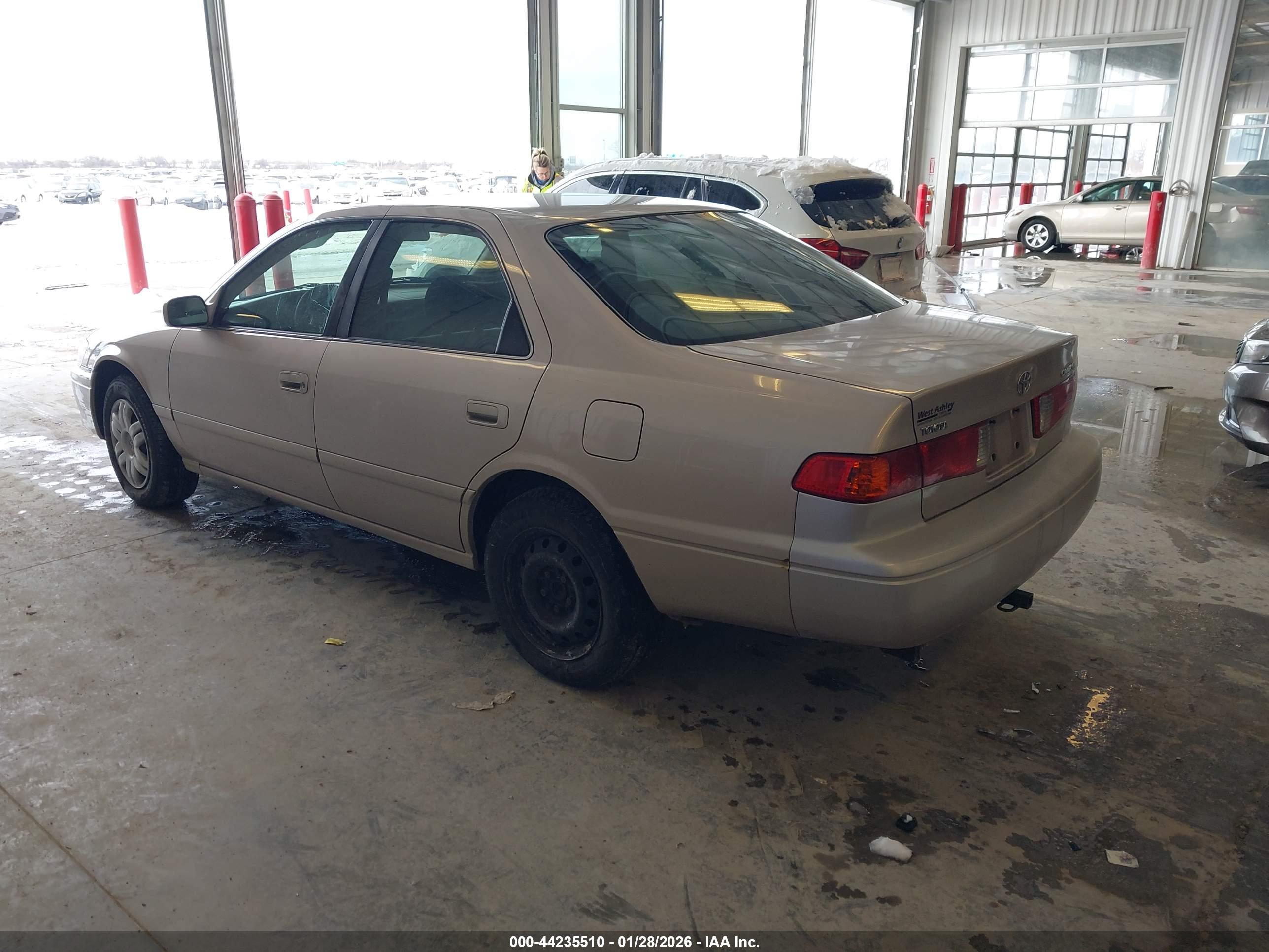 TOYOTA CAMRY image 3