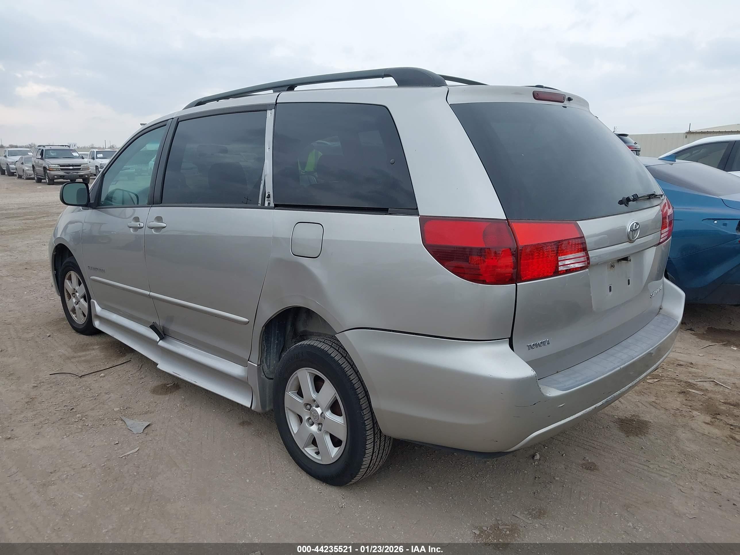 TOYOTA SIENNA image 3