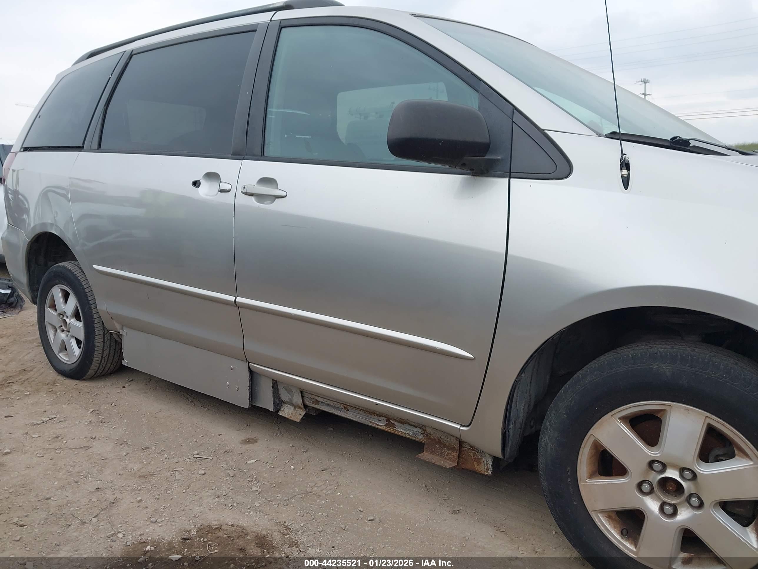 TOYOTA SIENNA image 6
