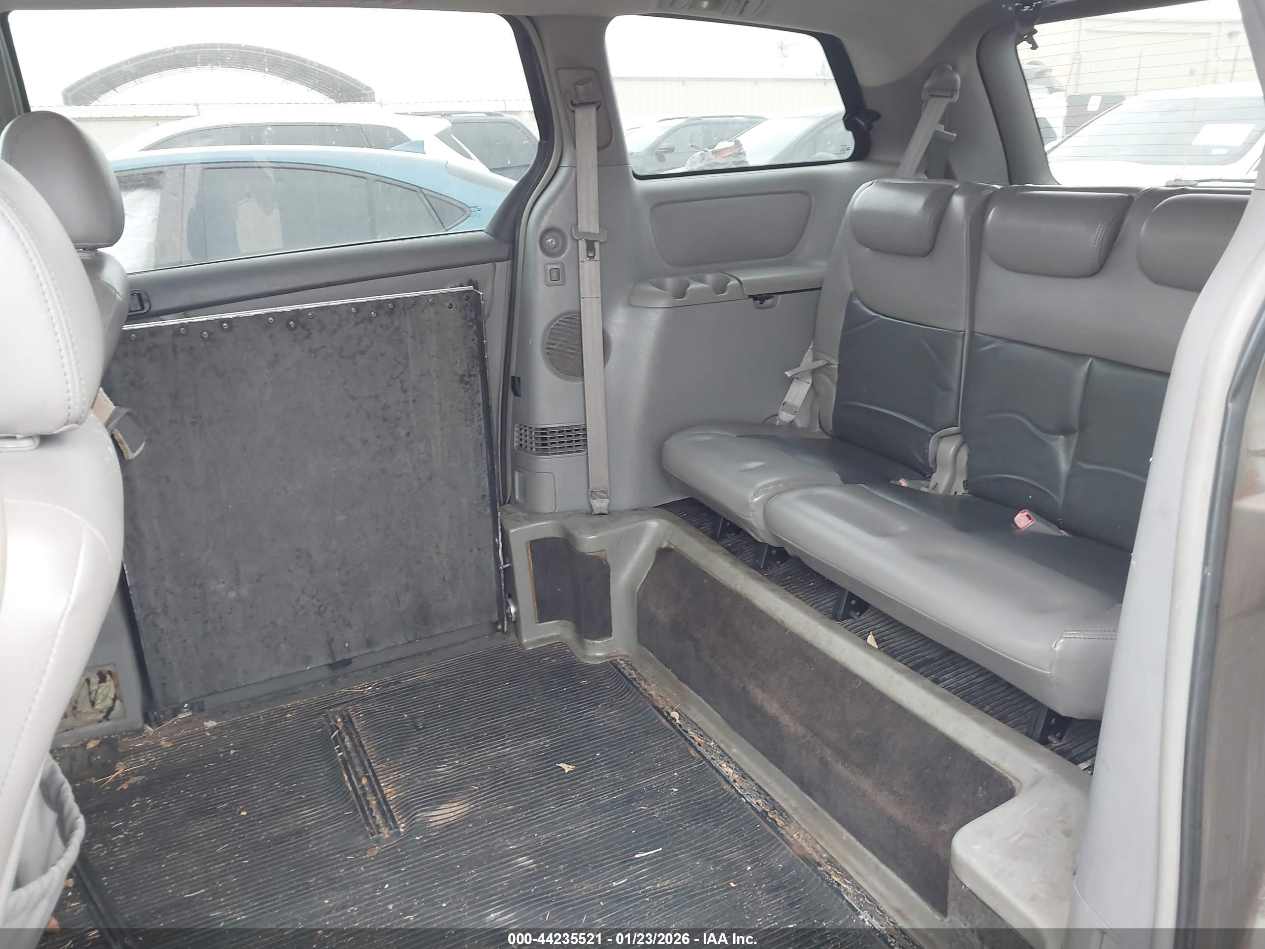 TOYOTA SIENNA image 8