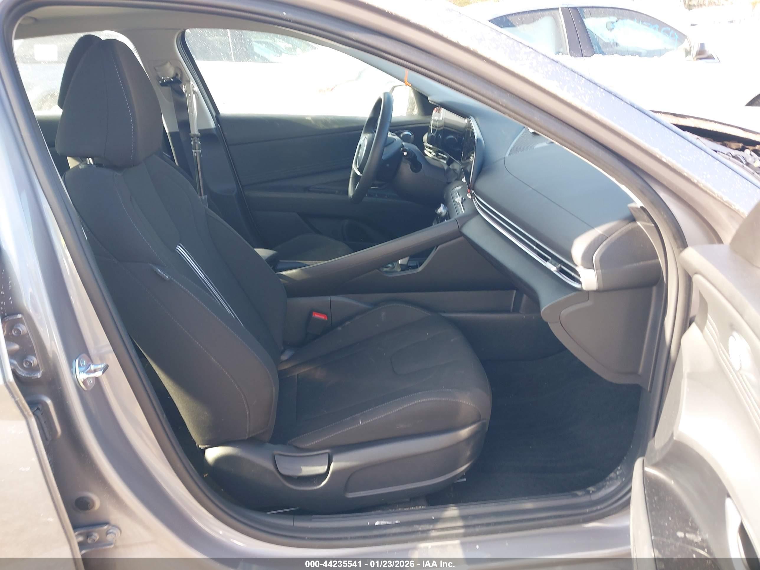 HYUNDAI ELANTRA image 5