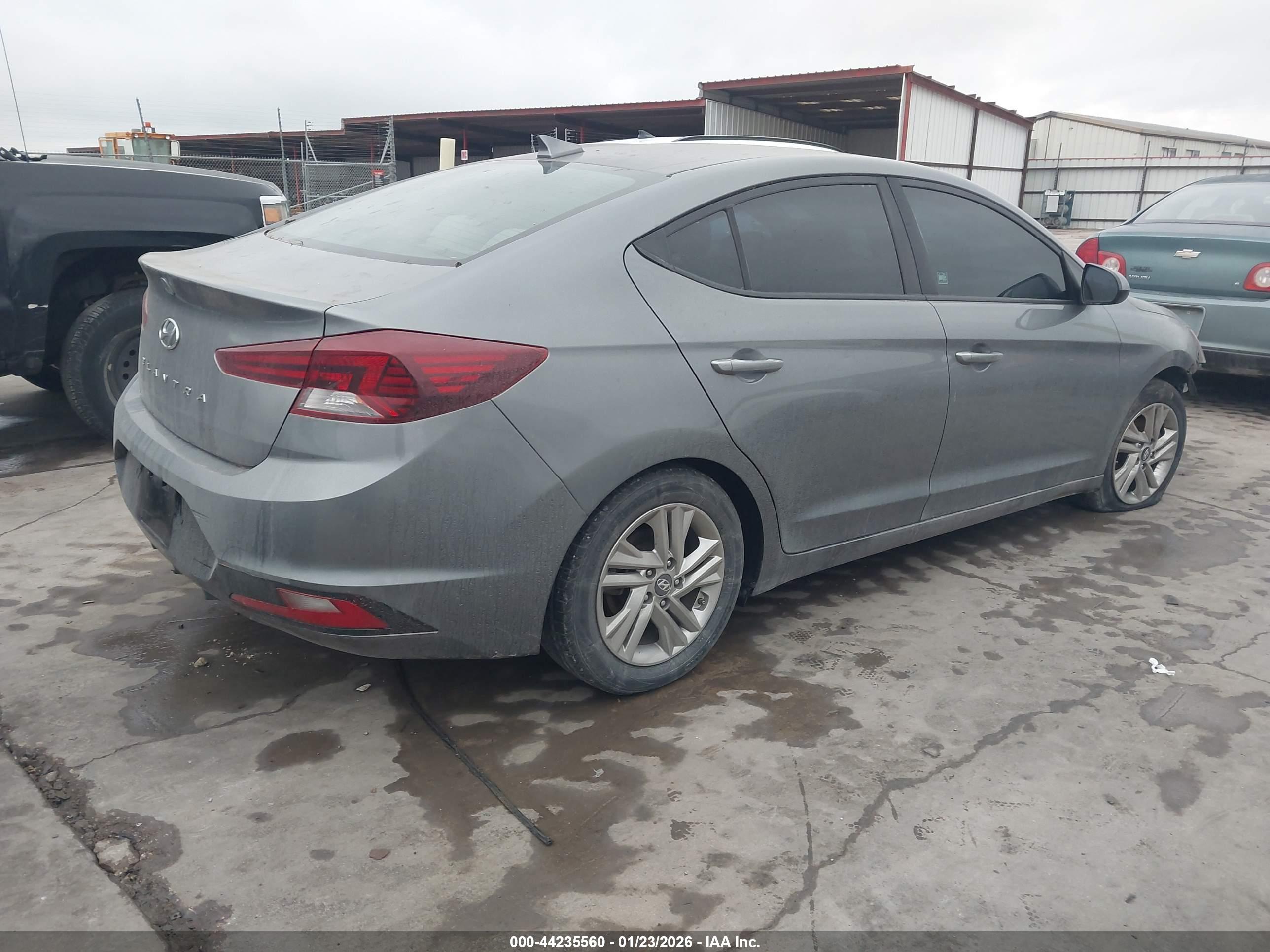 HYUNDAI ELANTRA image 4