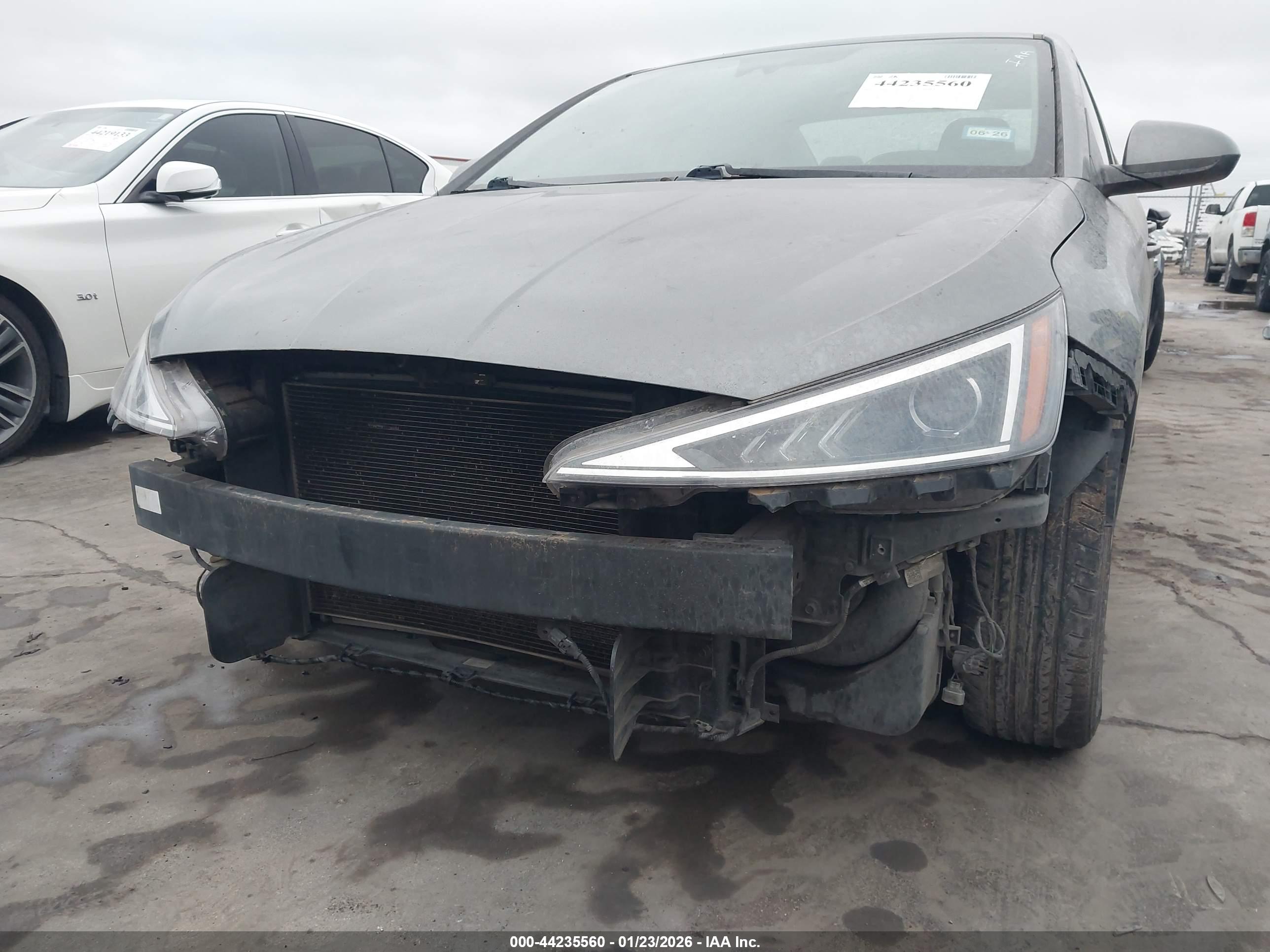 HYUNDAI ELANTRA image 6