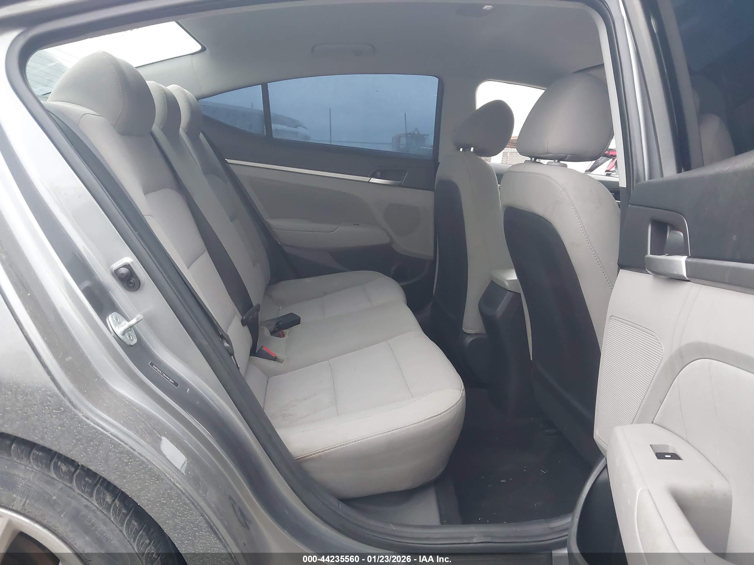 HYUNDAI ELANTRA image 8