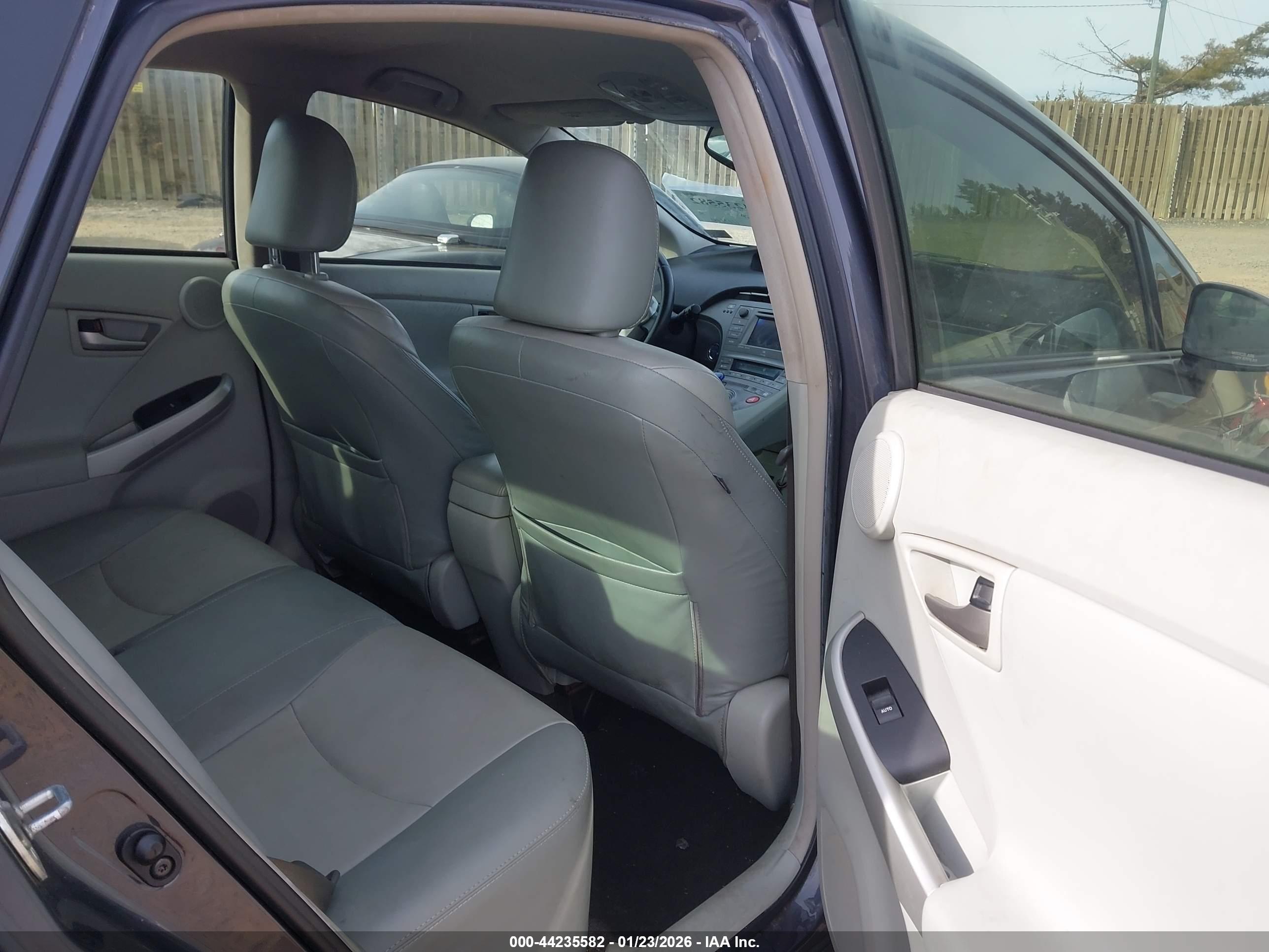 TOYOTA PRIUS image 8