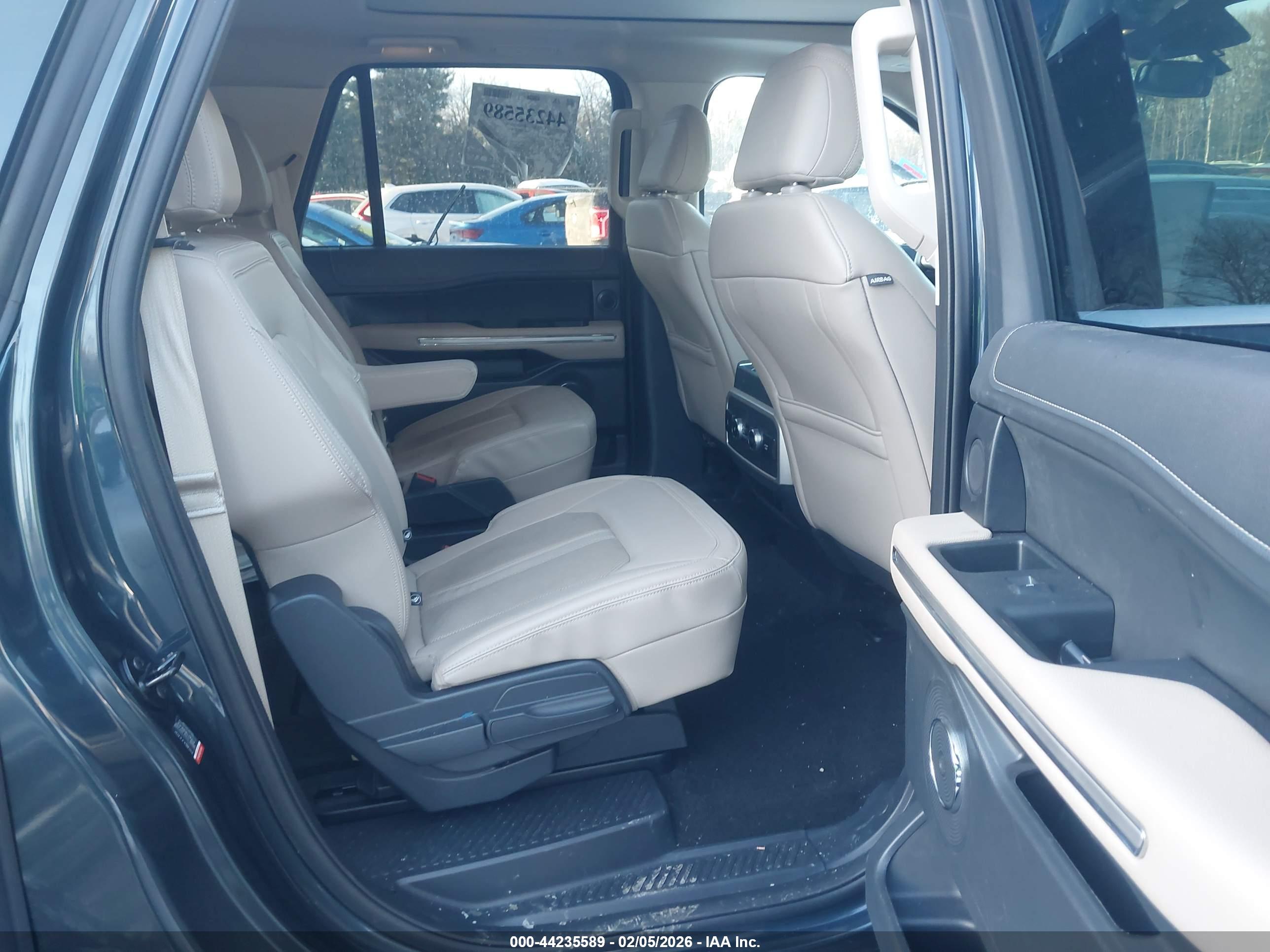 FORD EXPEDITION image 8