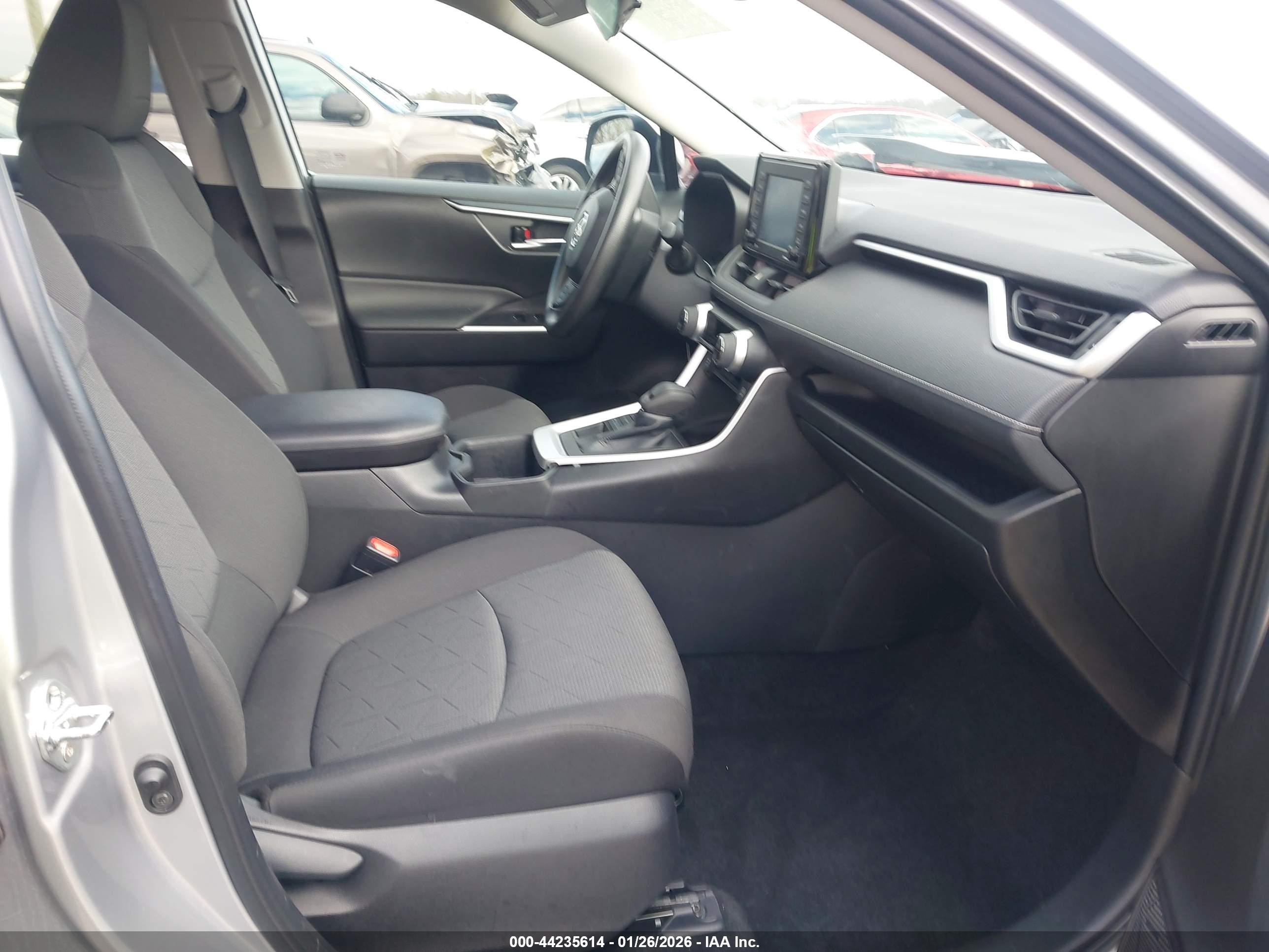 TOYOTA RAV4 image 5