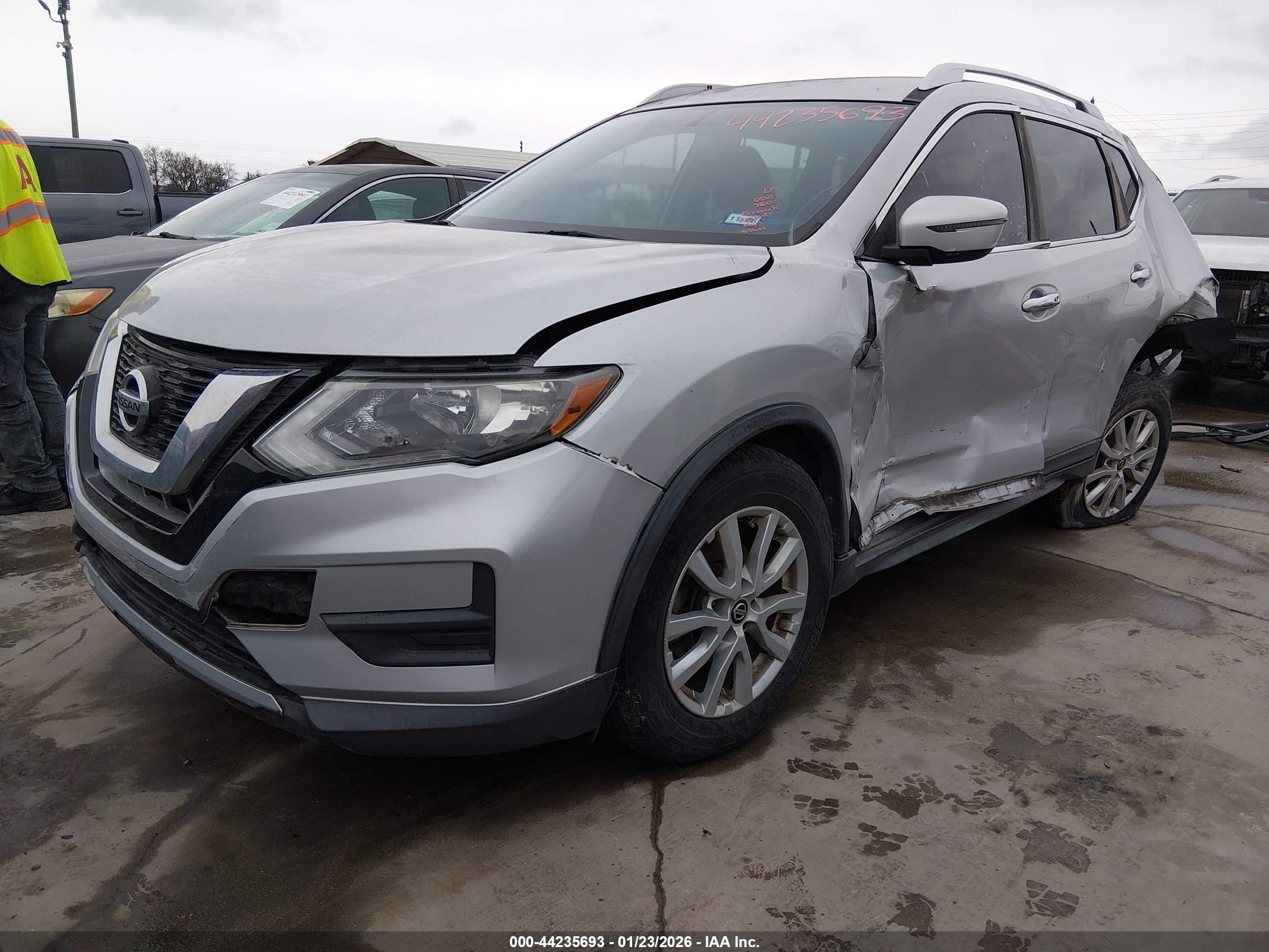 NISSAN ROGUE image 2