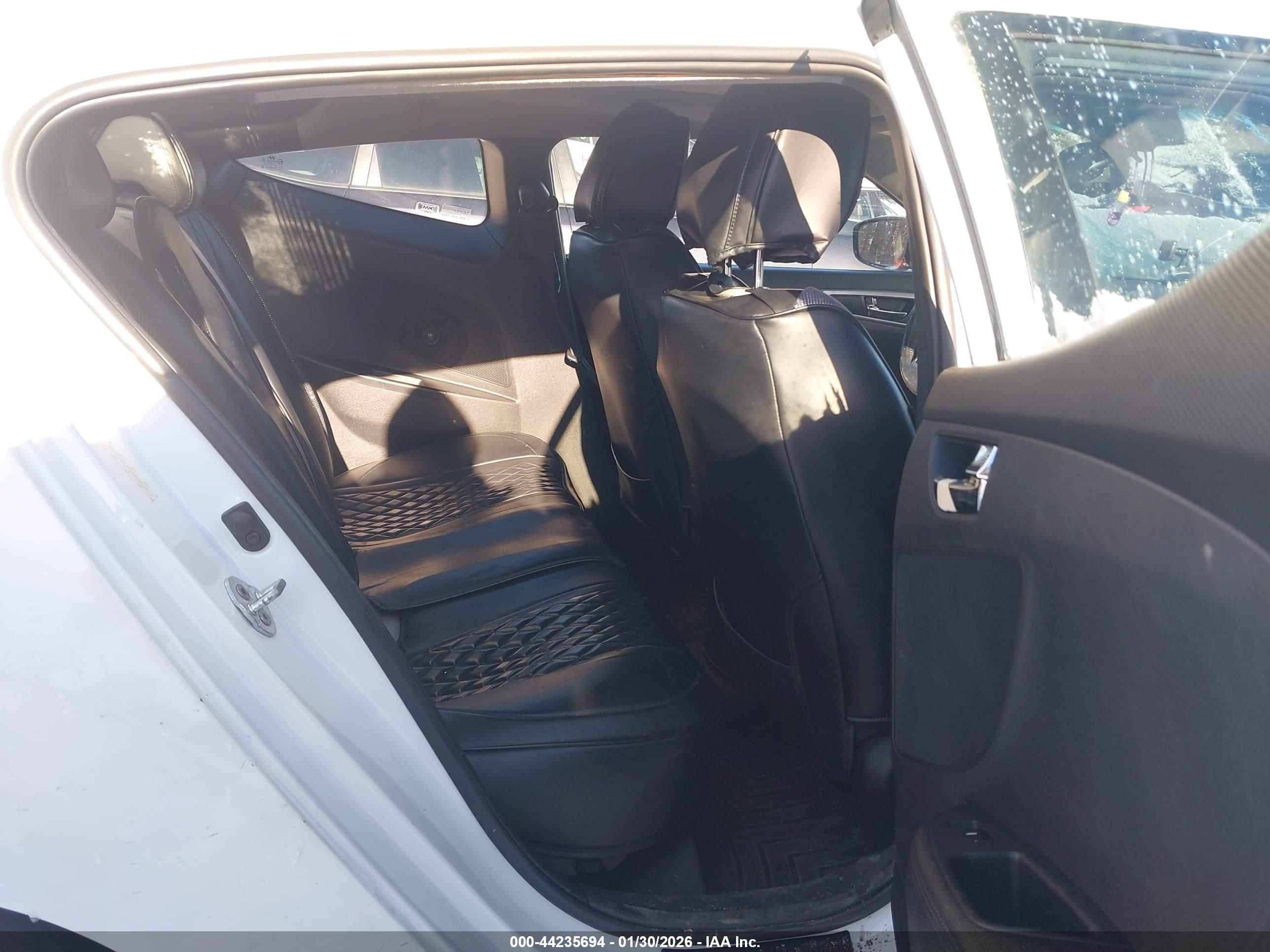 HYUNDAI VELOSTER image 8