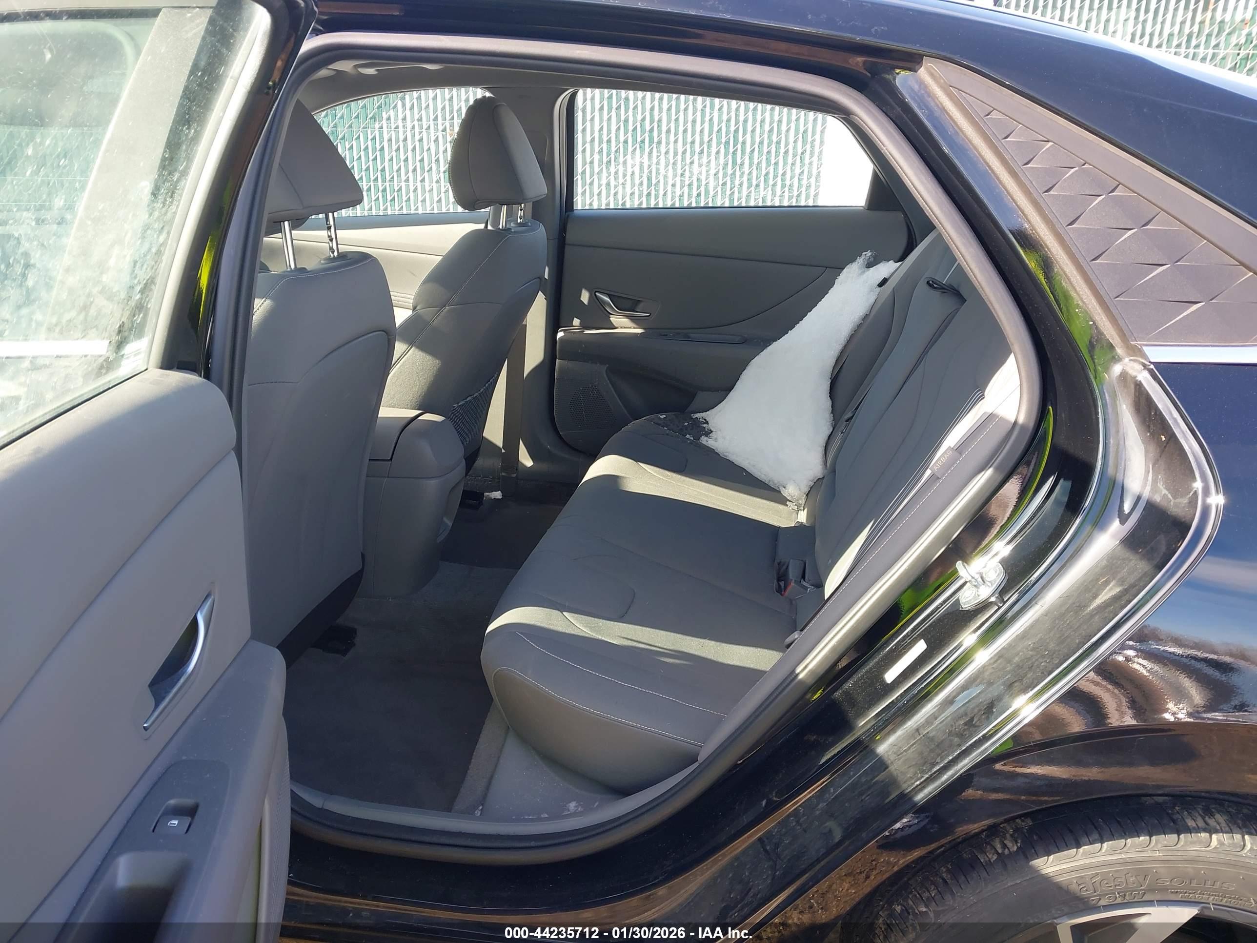 HYUNDAI ELANTRA image 8