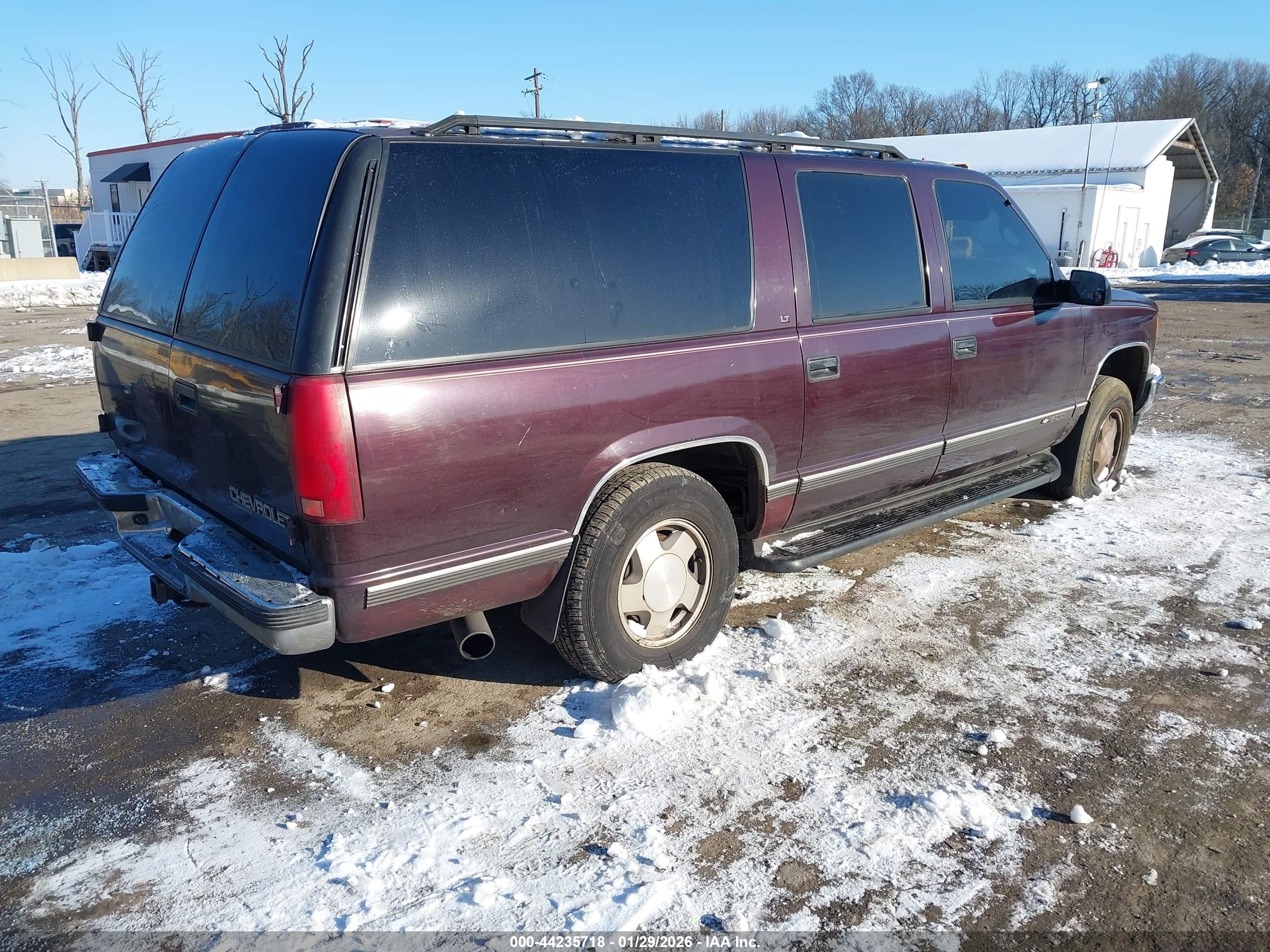 CHEVROLET SUBURBAN image 4