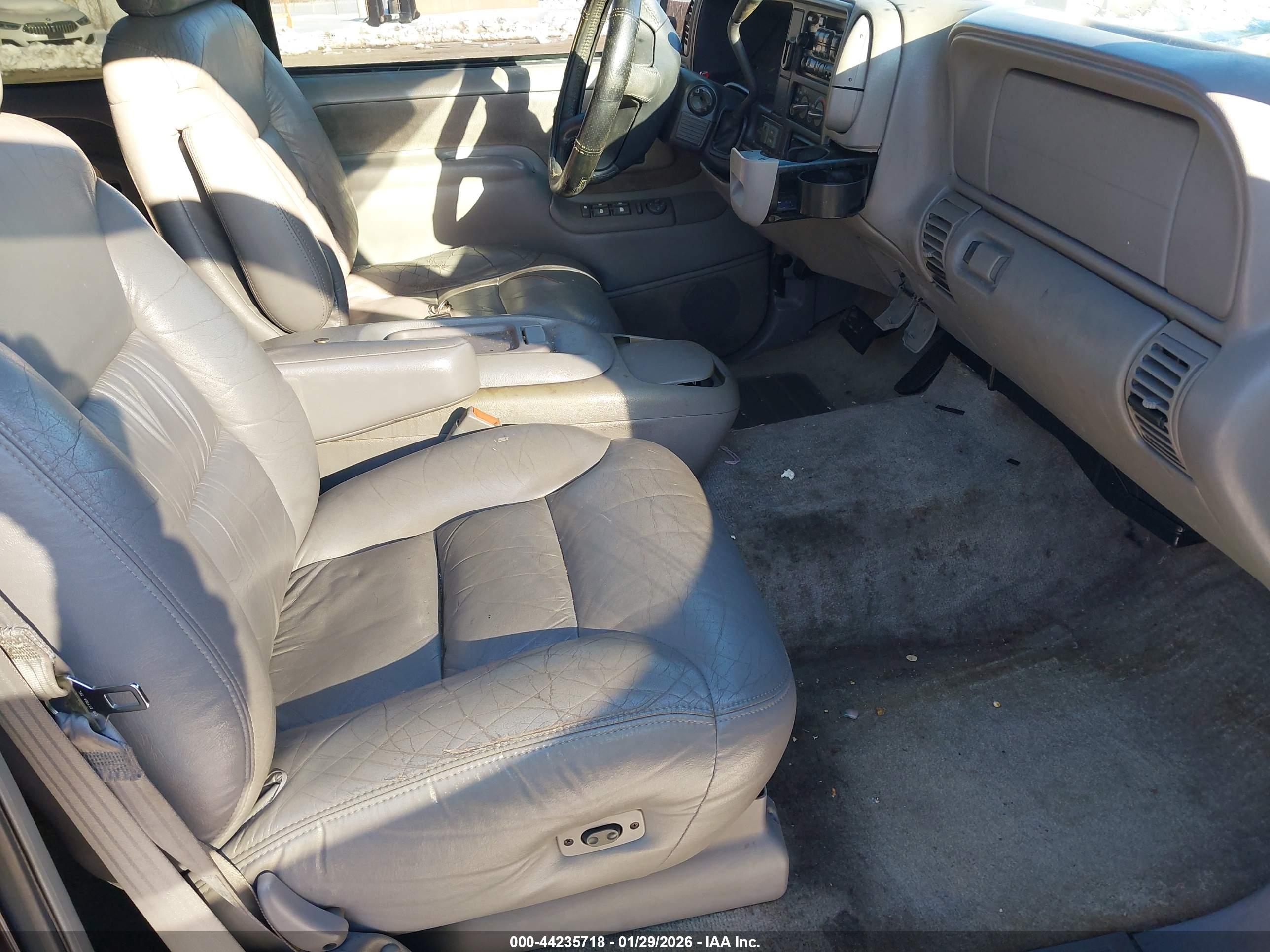 CHEVROLET SUBURBAN image 5