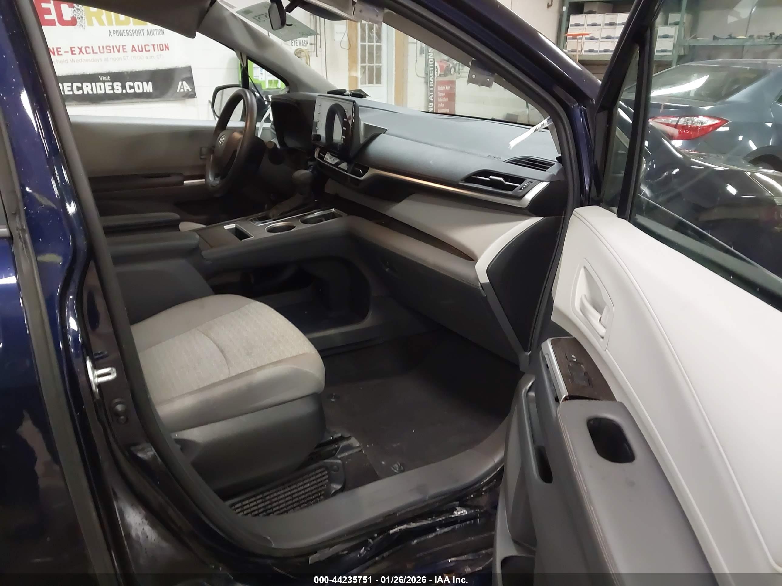 TOYOTA SIENNA image 5