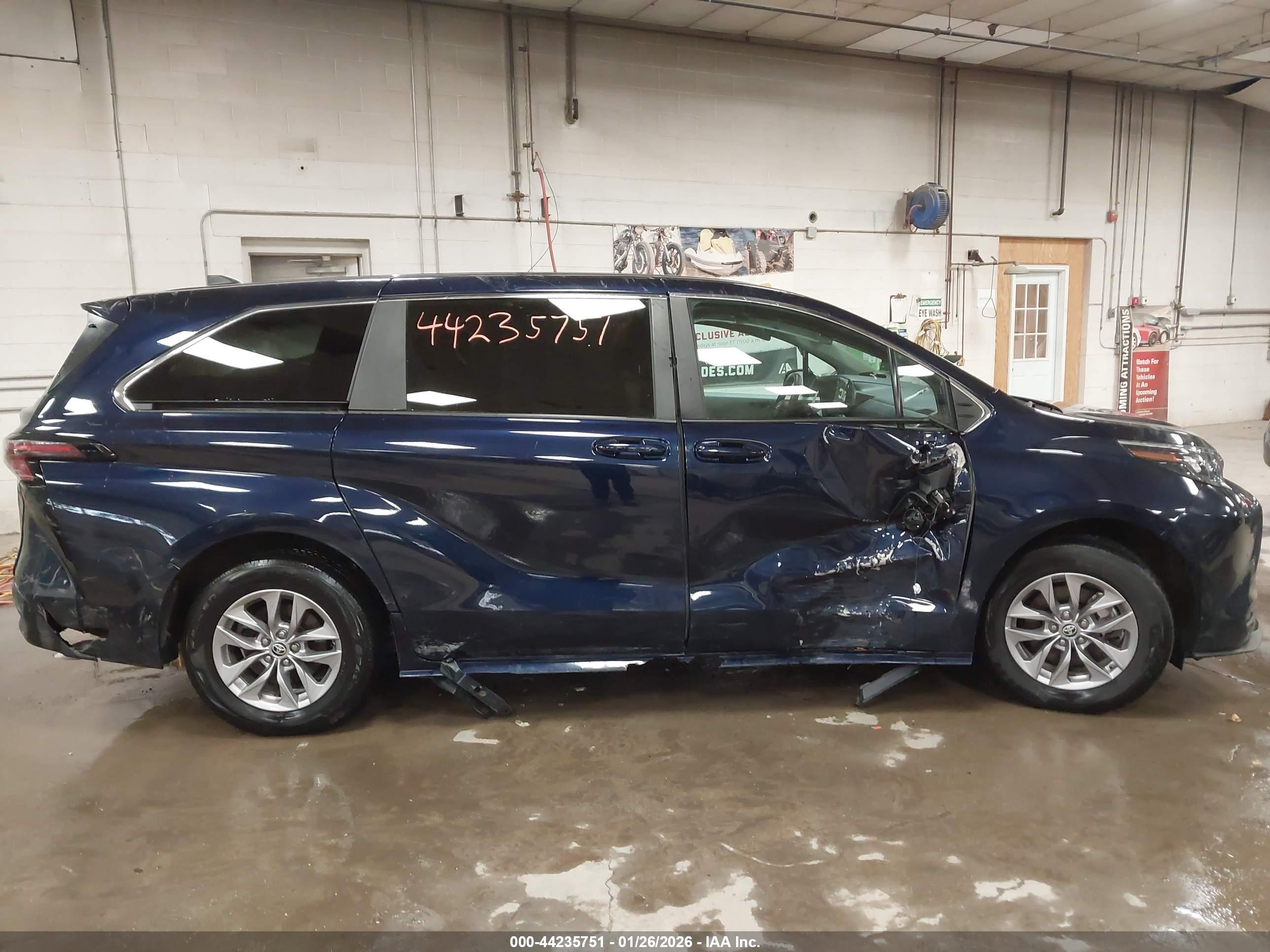 TOYOTA SIENNA image 6