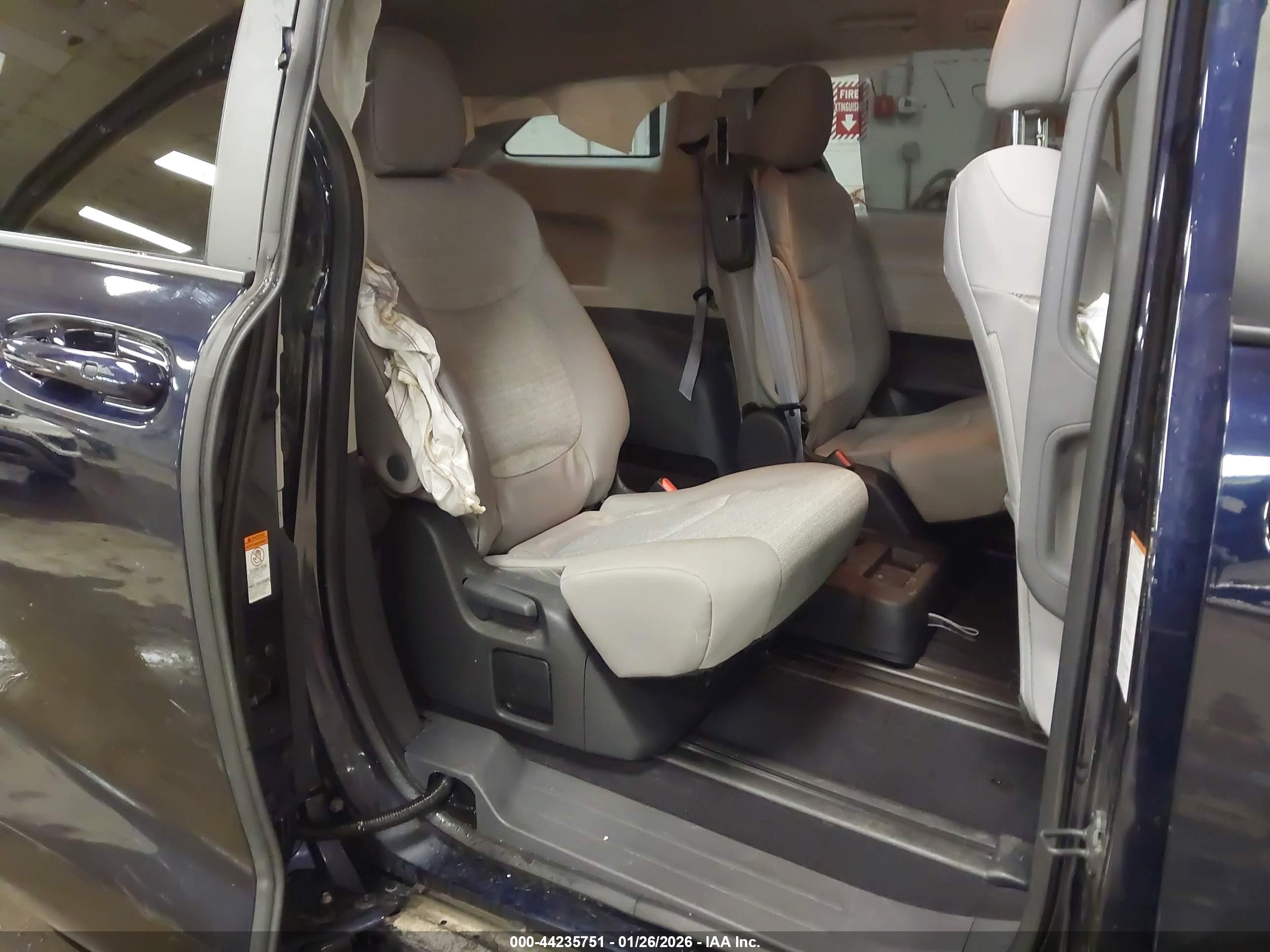 TOYOTA SIENNA image 8