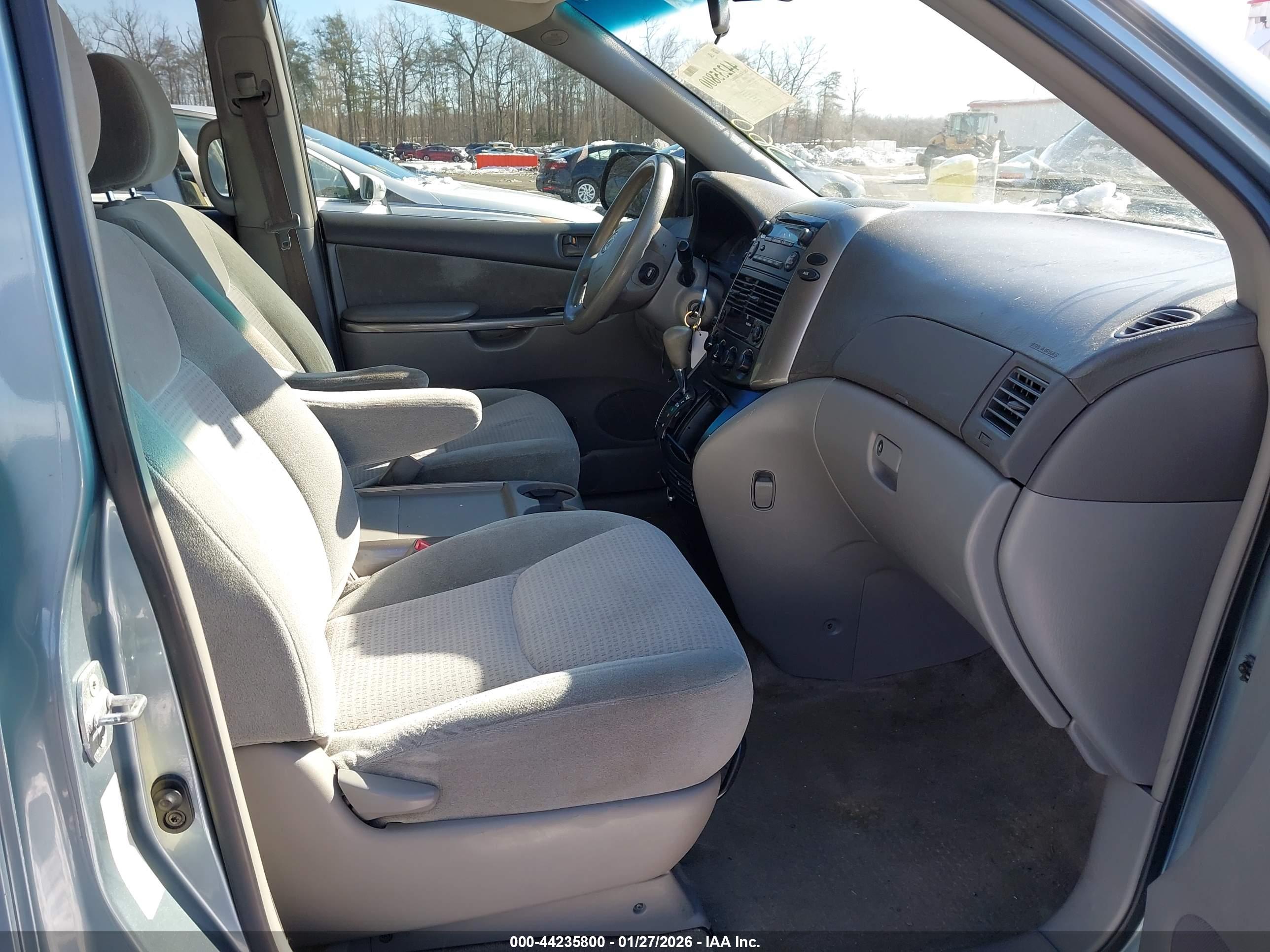 TOYOTA SIENNA image 5