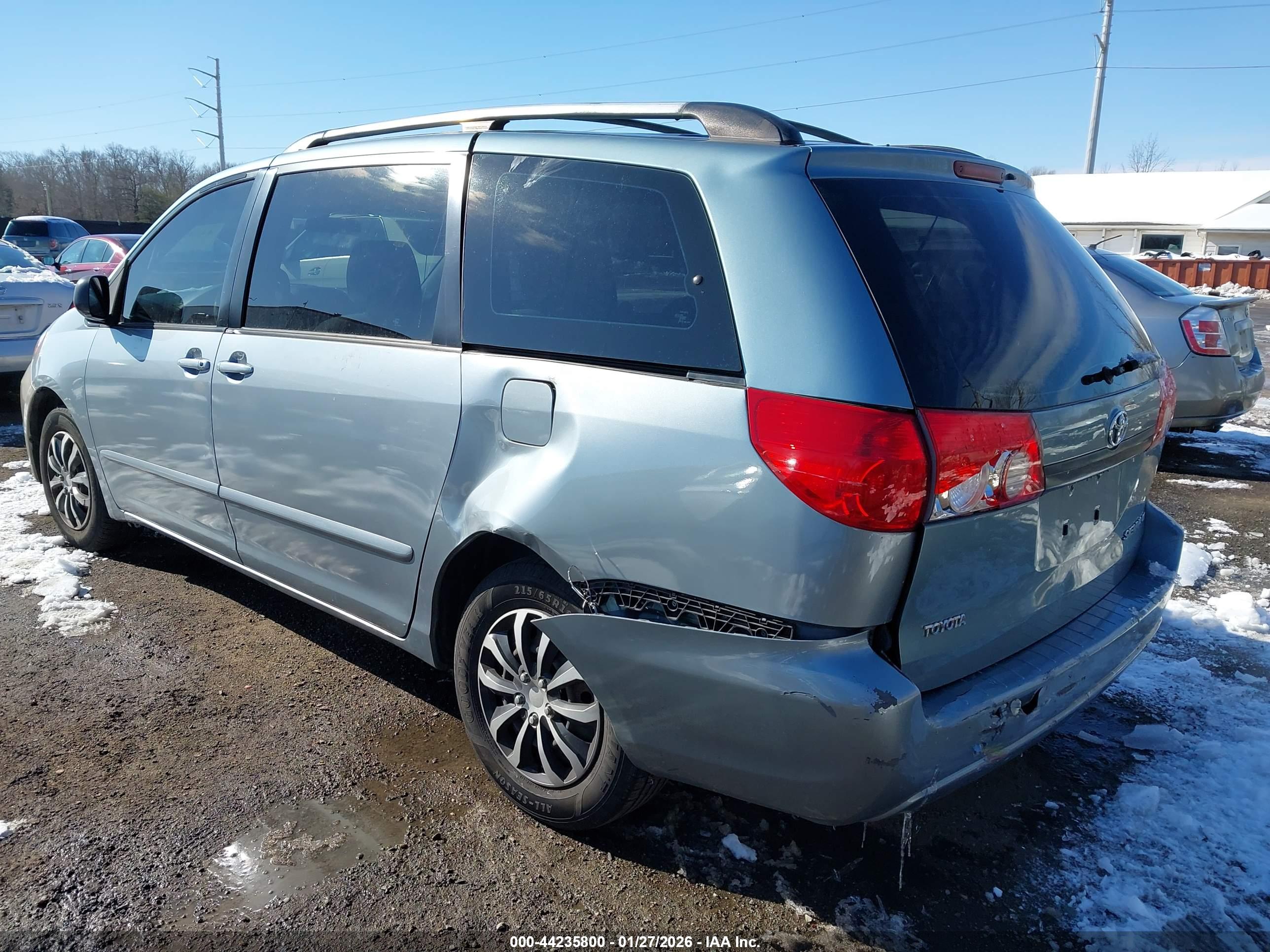TOYOTA SIENNA image 6