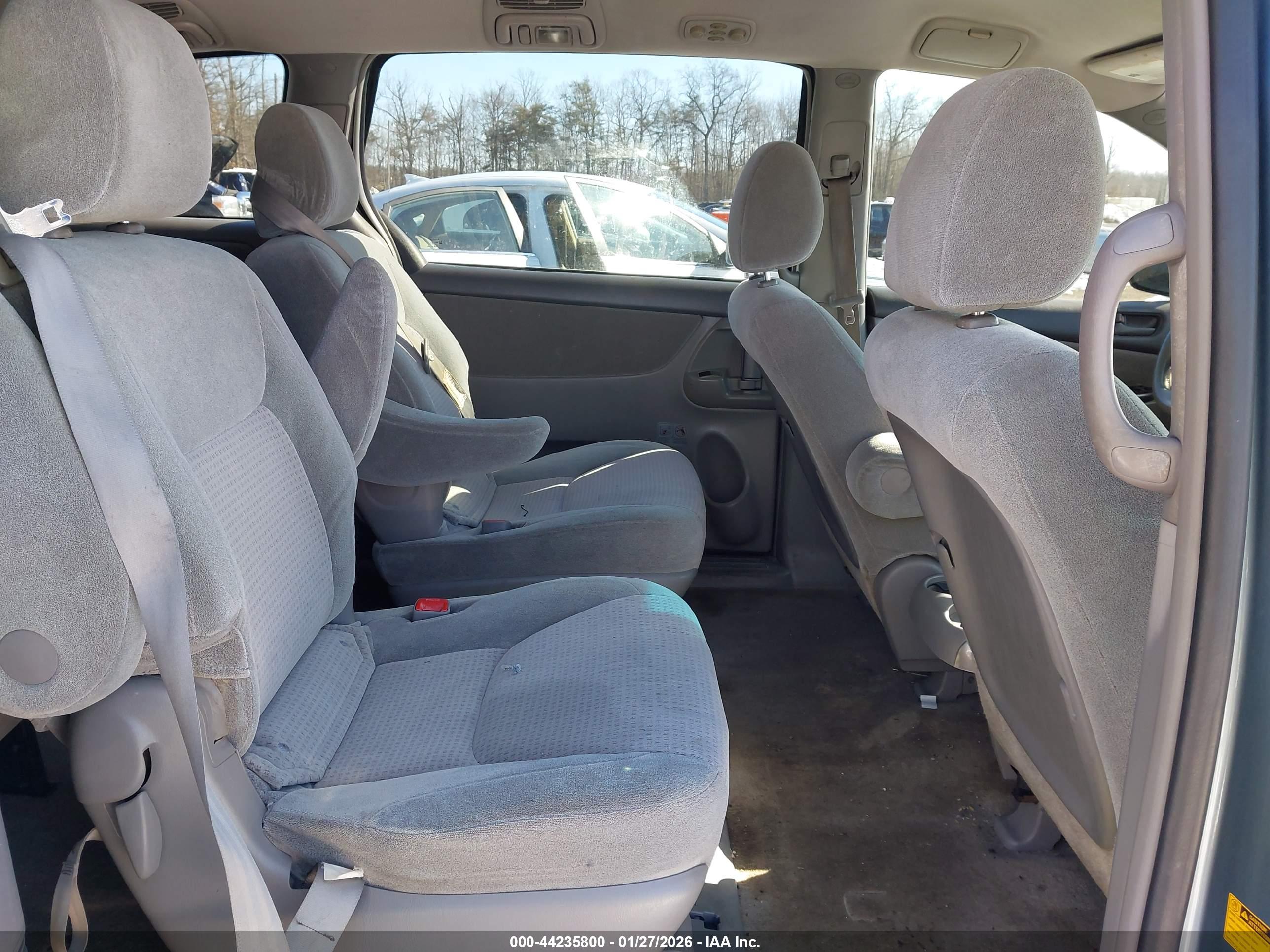 TOYOTA SIENNA image 8