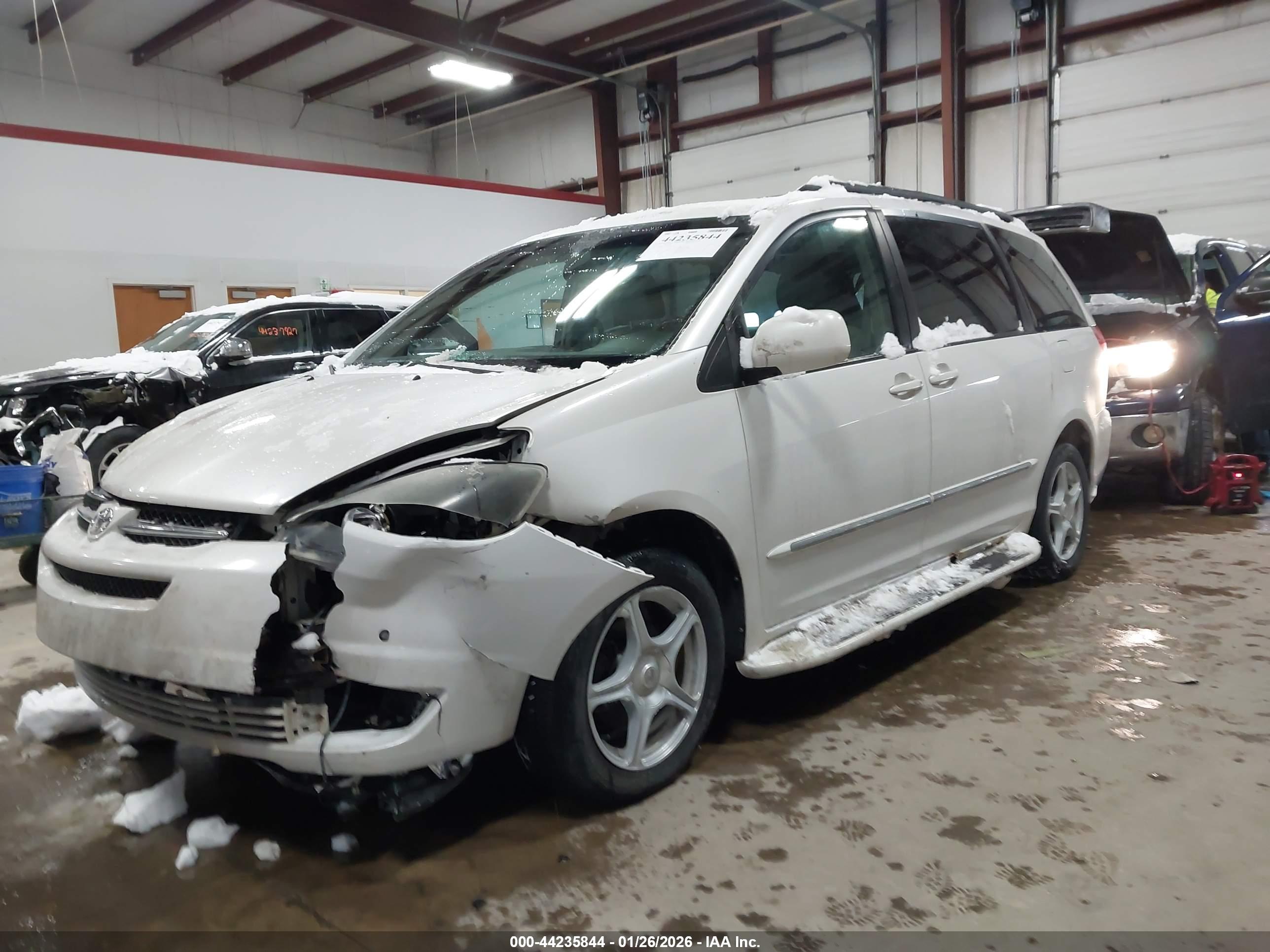 TOYOTA SIENNA image 2