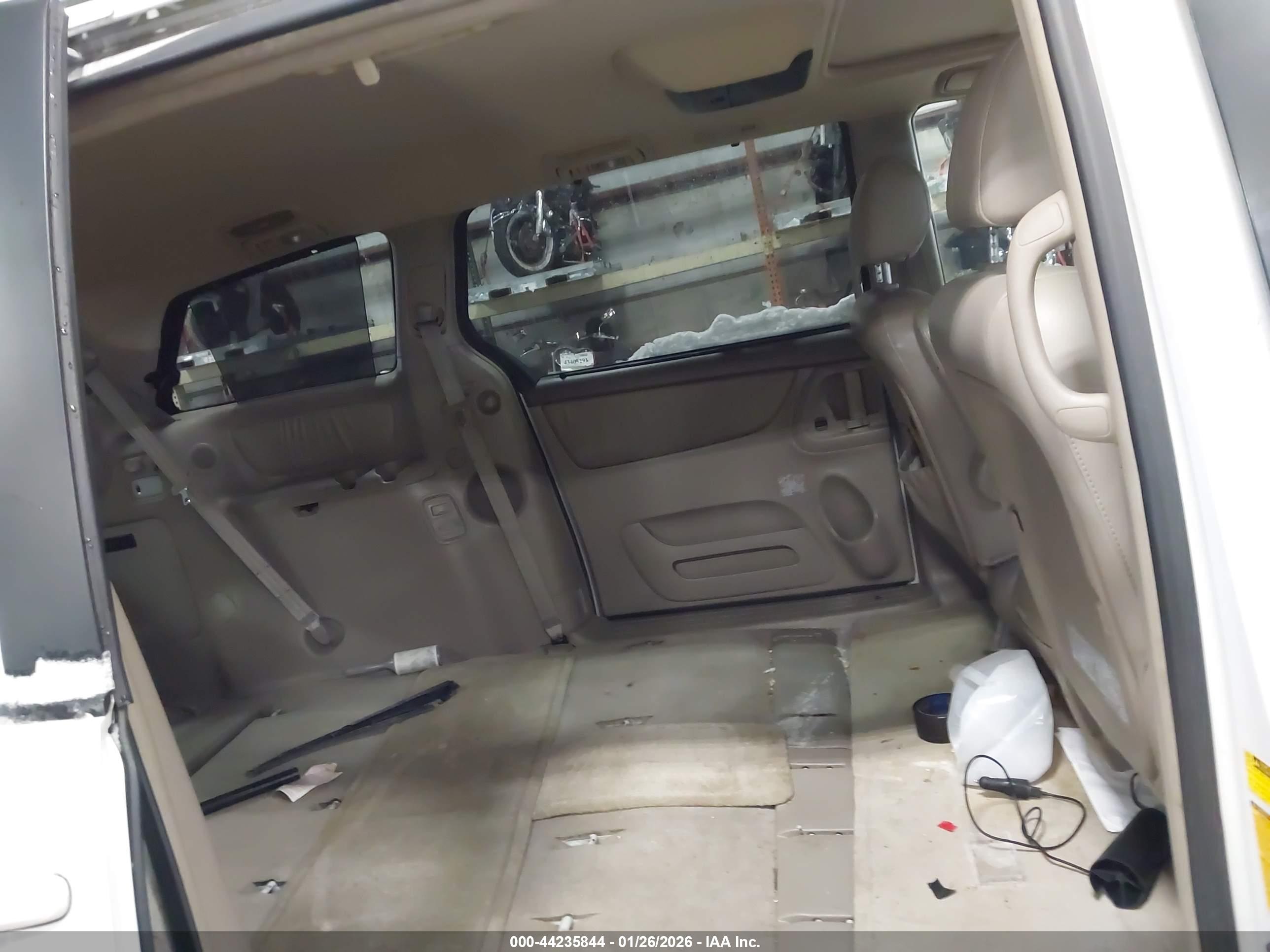 TOYOTA SIENNA image 8