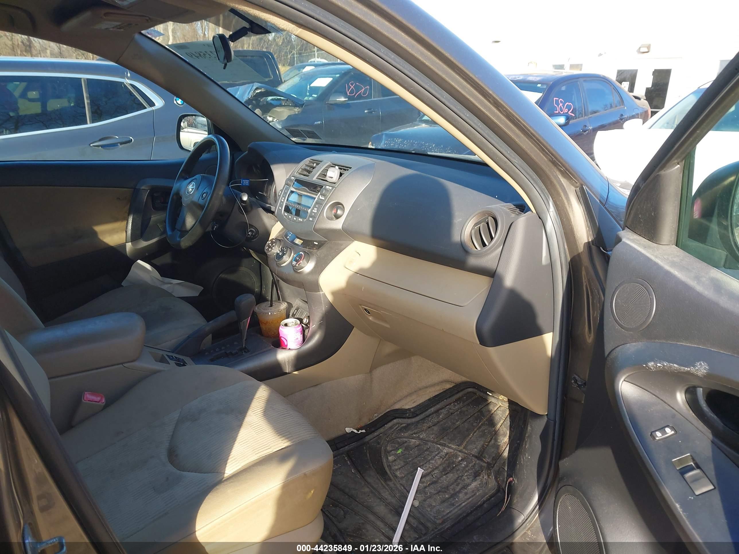 TOYOTA RAV4 image 5