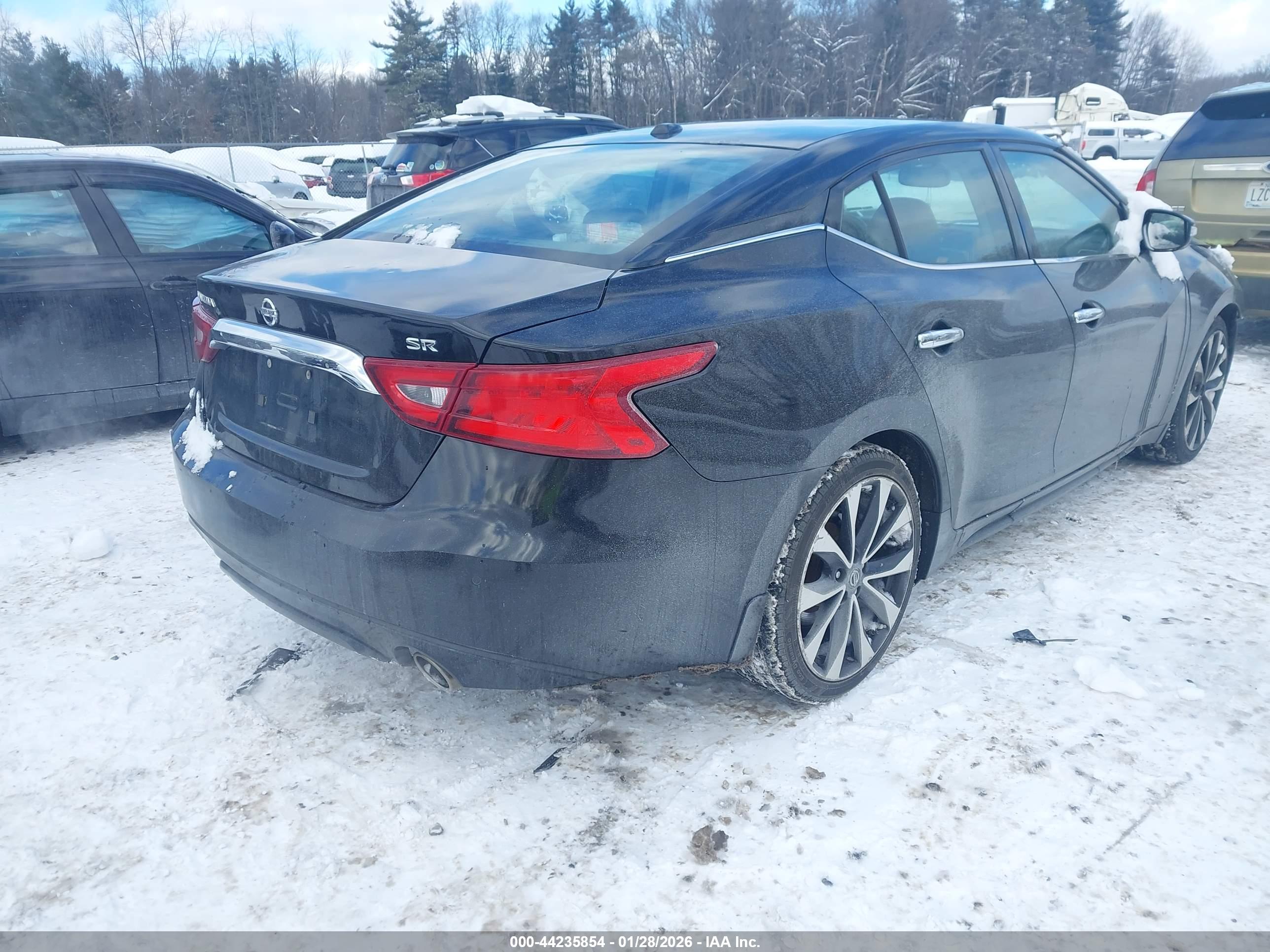 NISSAN MAXIMA image 4