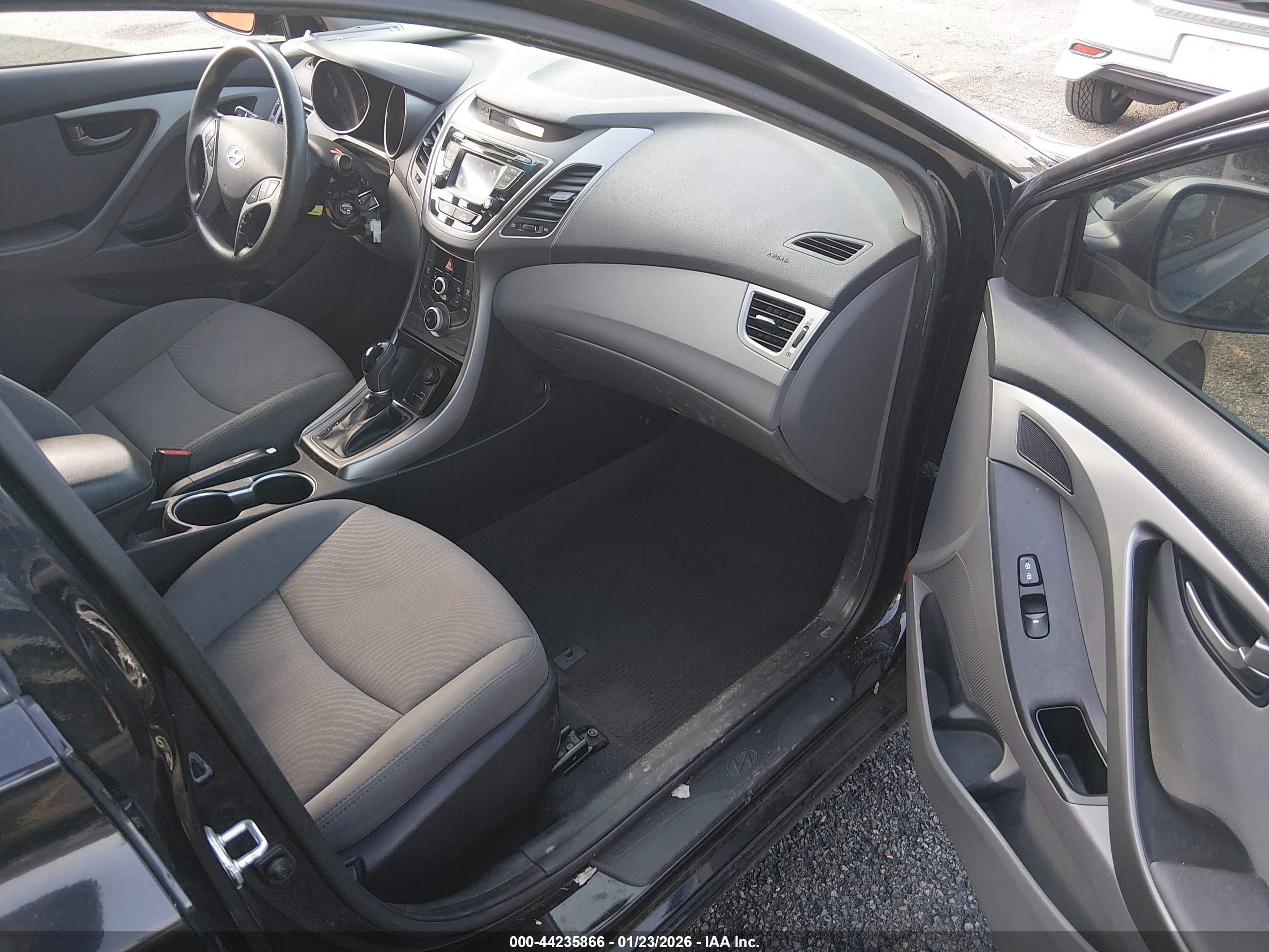 HYUNDAI ELANTRA image 5