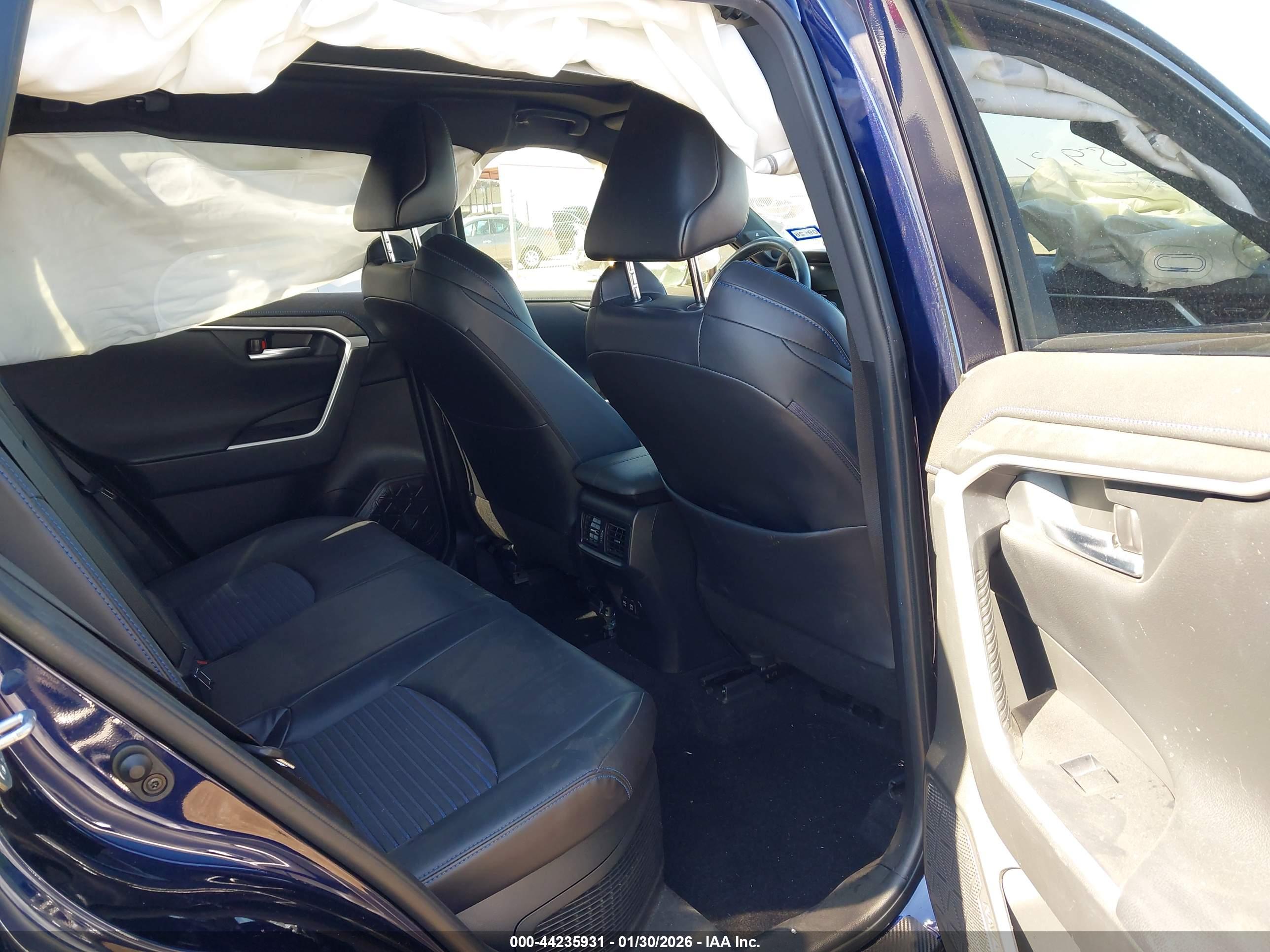 TOYOTA RAV4 image 8