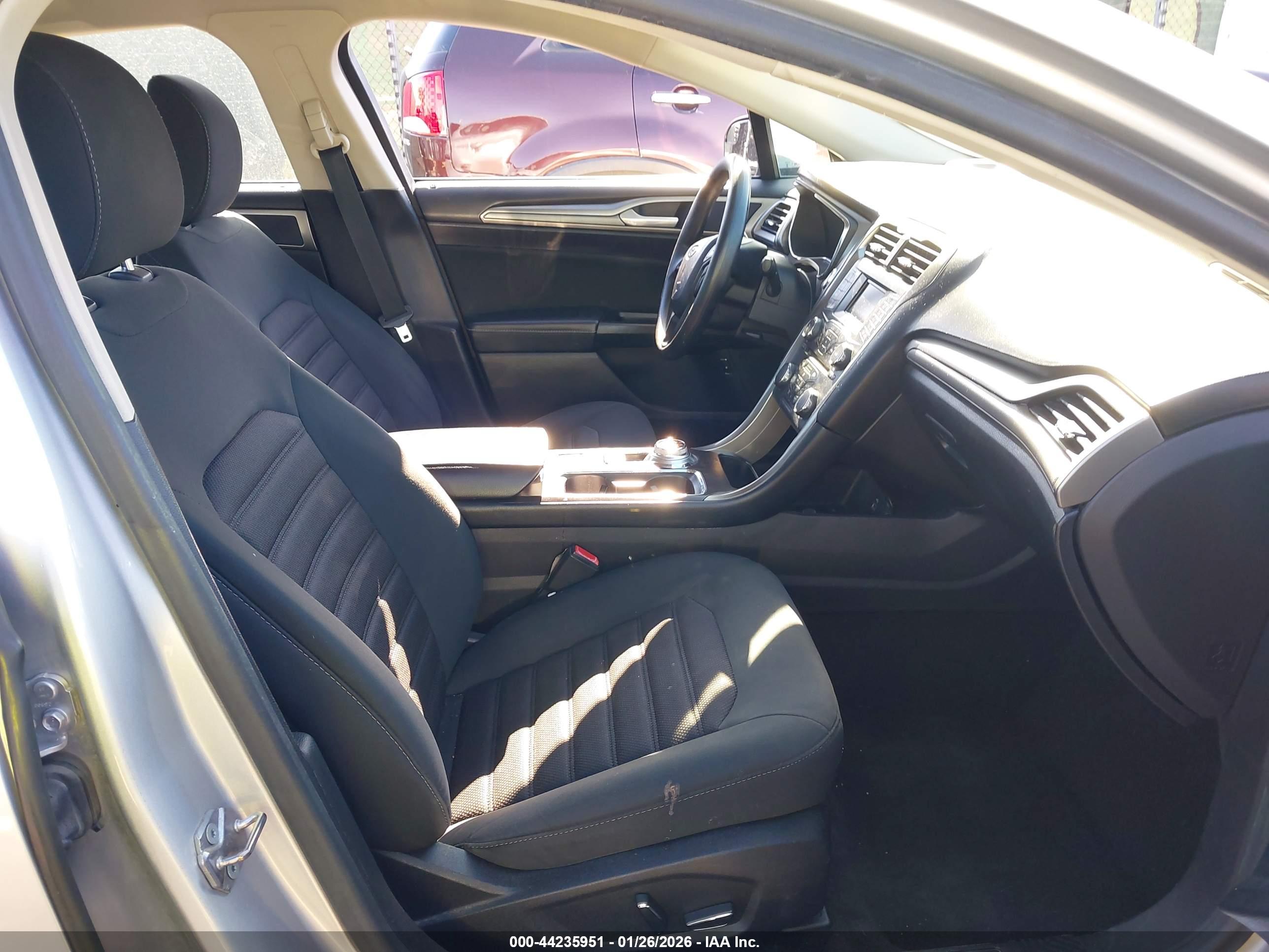 FORD FUSION image 5