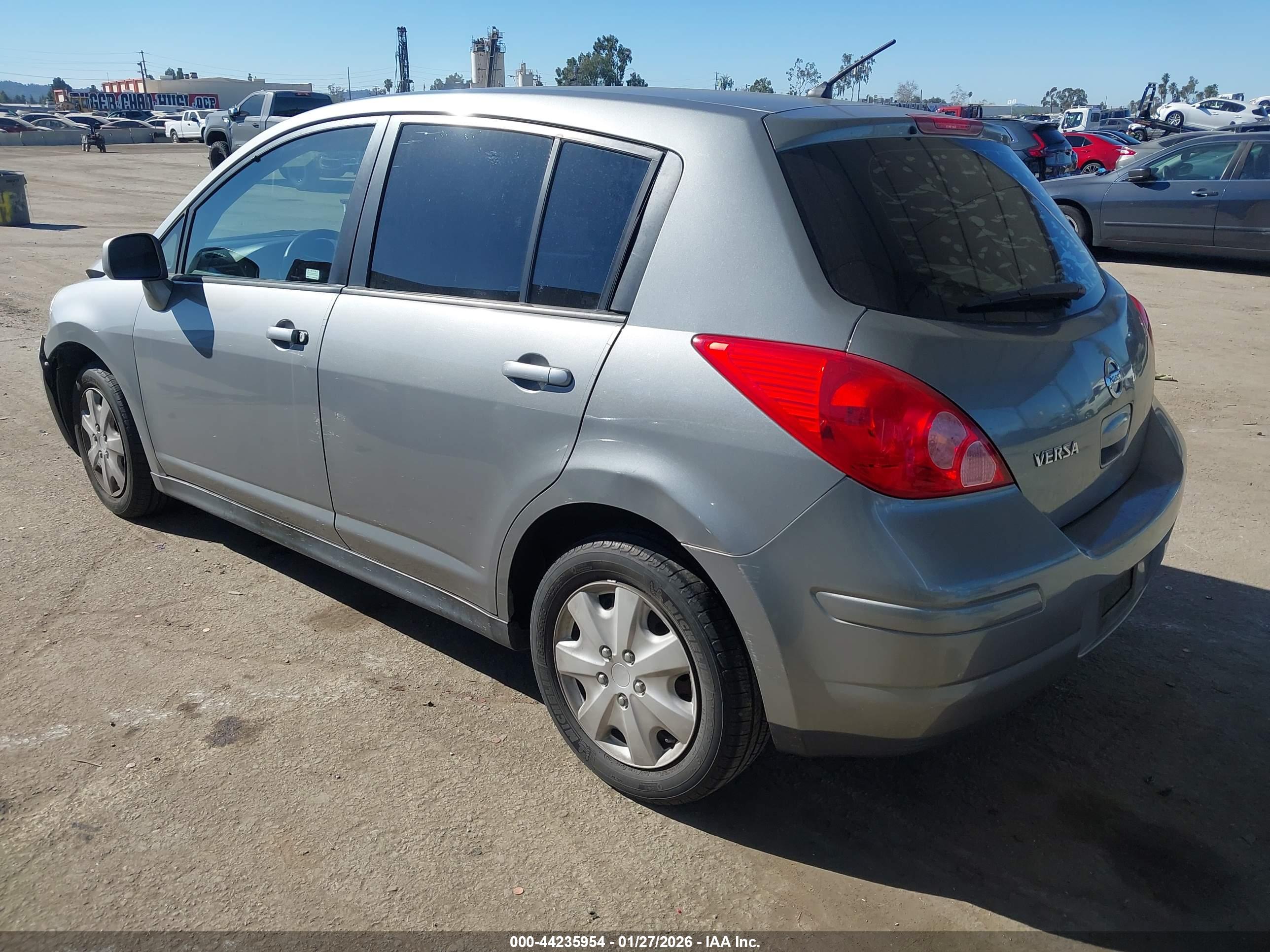 NISSAN VERSA image 3