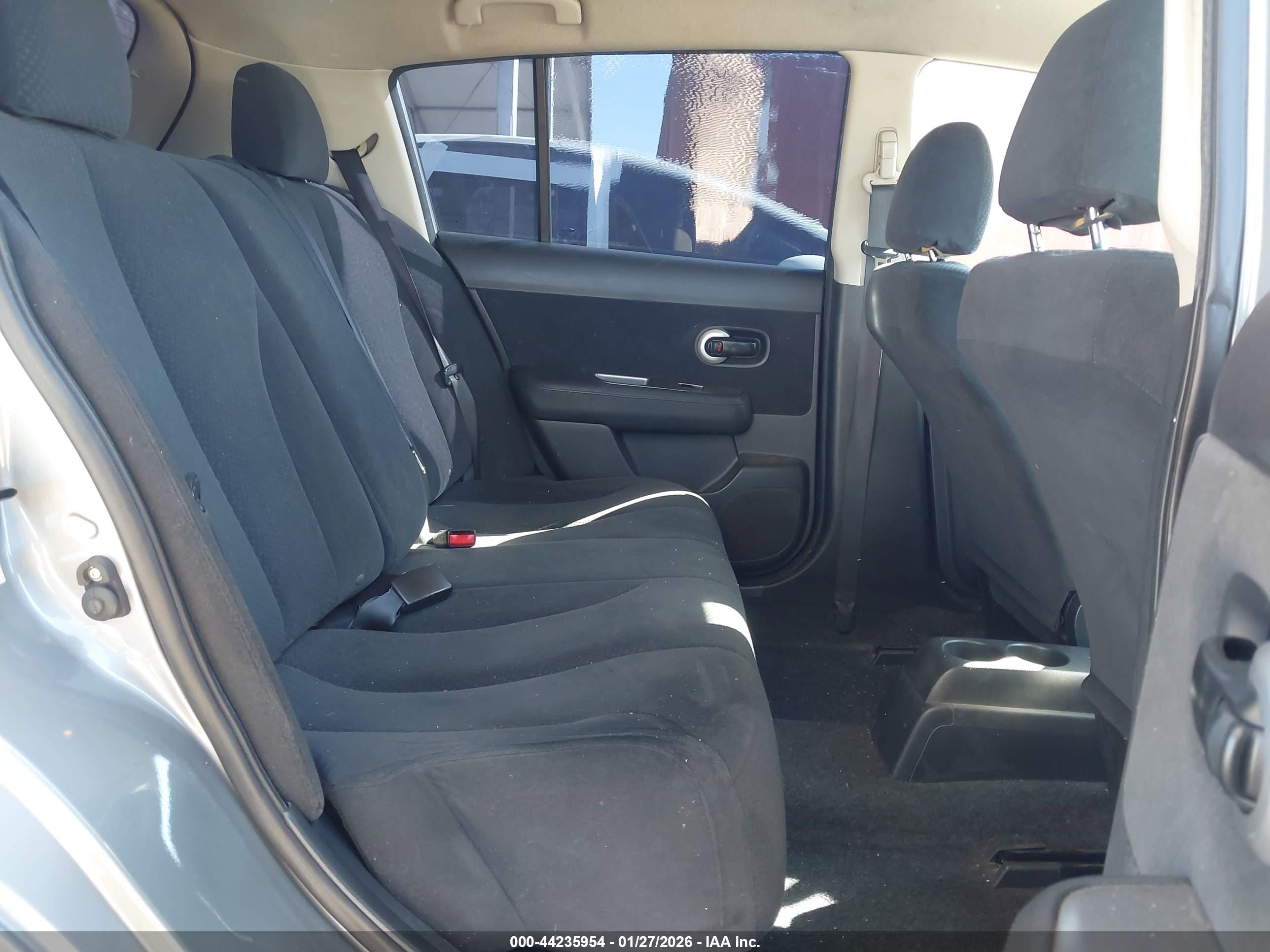 NISSAN VERSA image 8