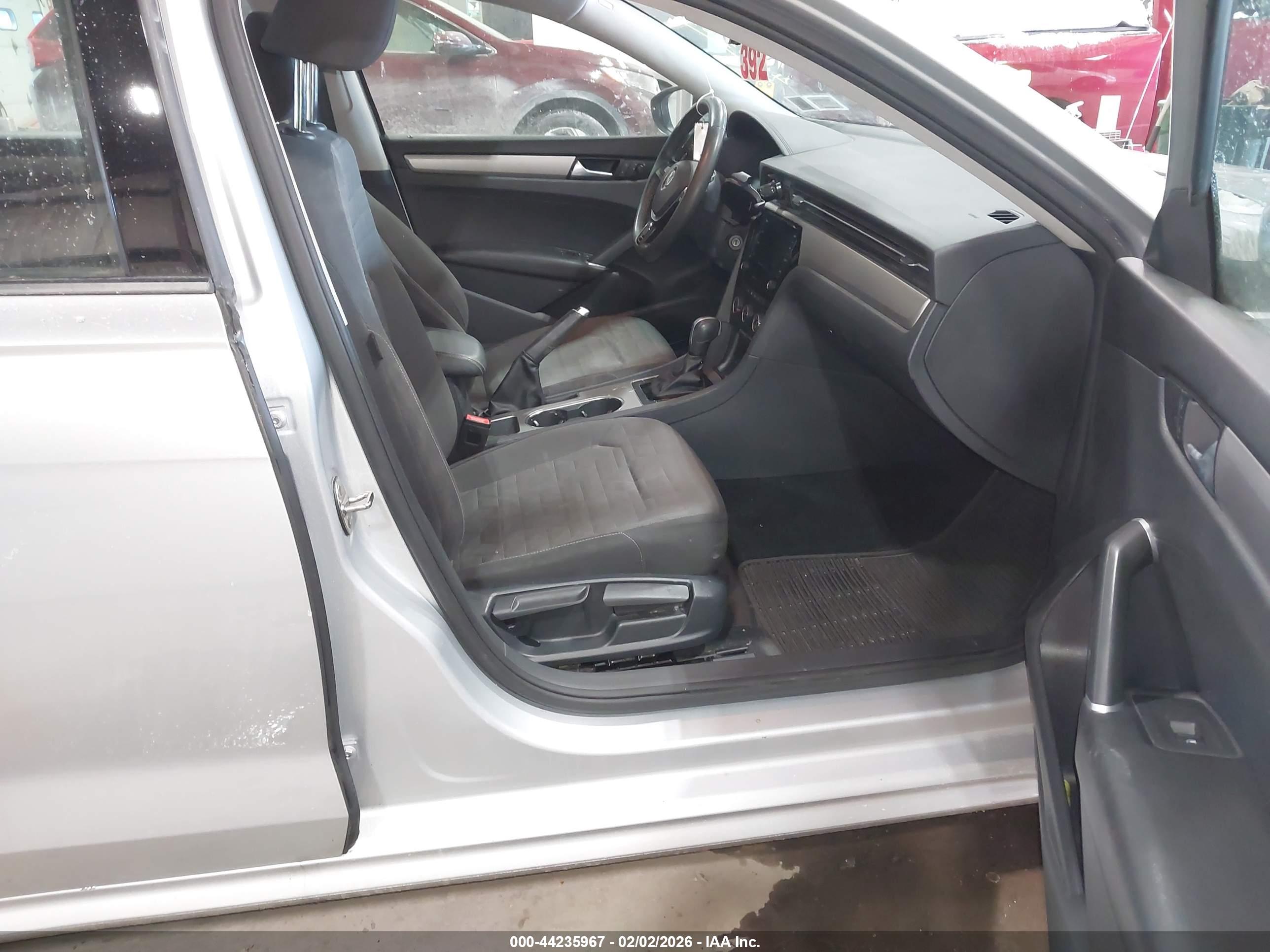 VOLKSWAGEN PASSAT image 5