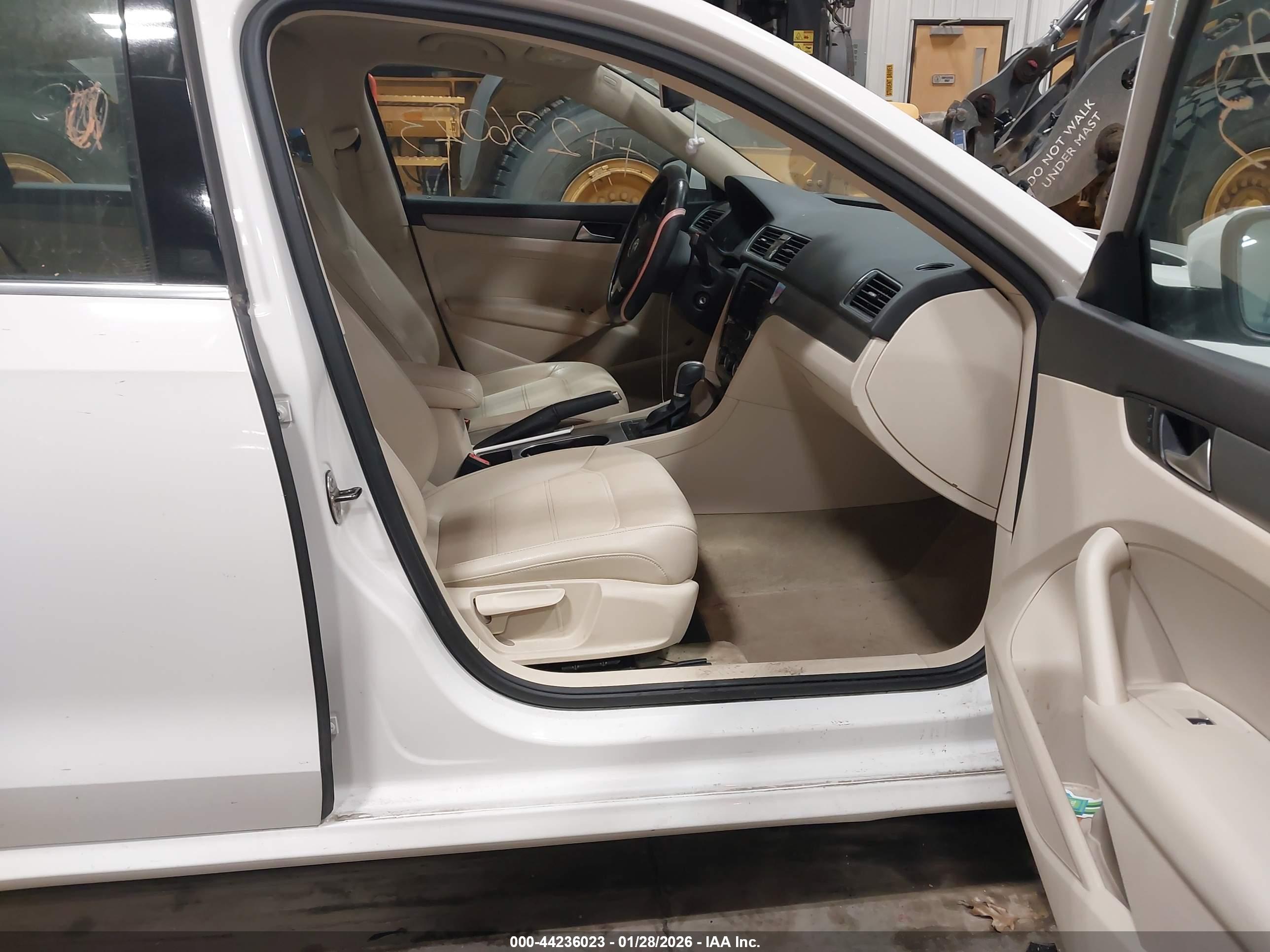 VOLKSWAGEN PASSAT image 5