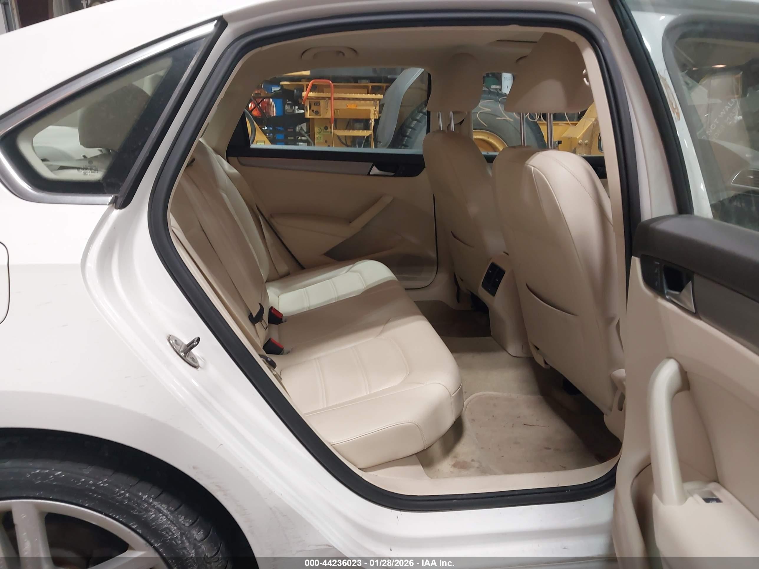 VOLKSWAGEN PASSAT image 8