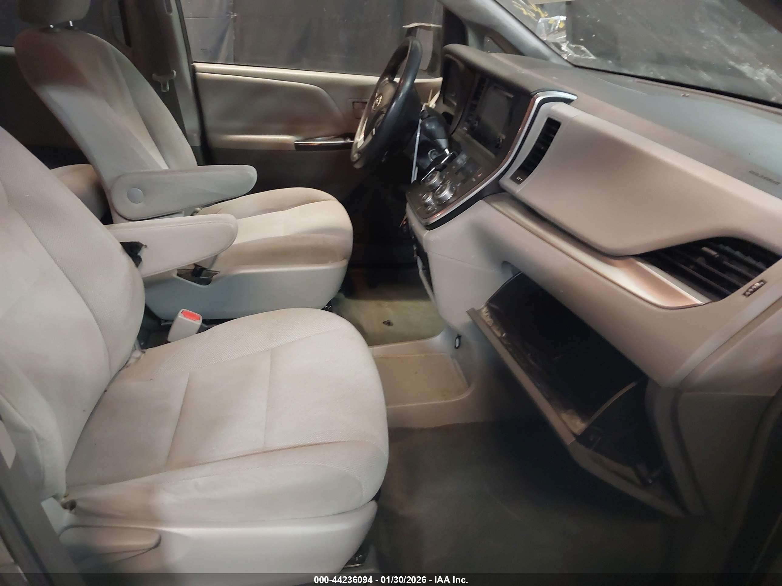 TOYOTA SIENNA image 5