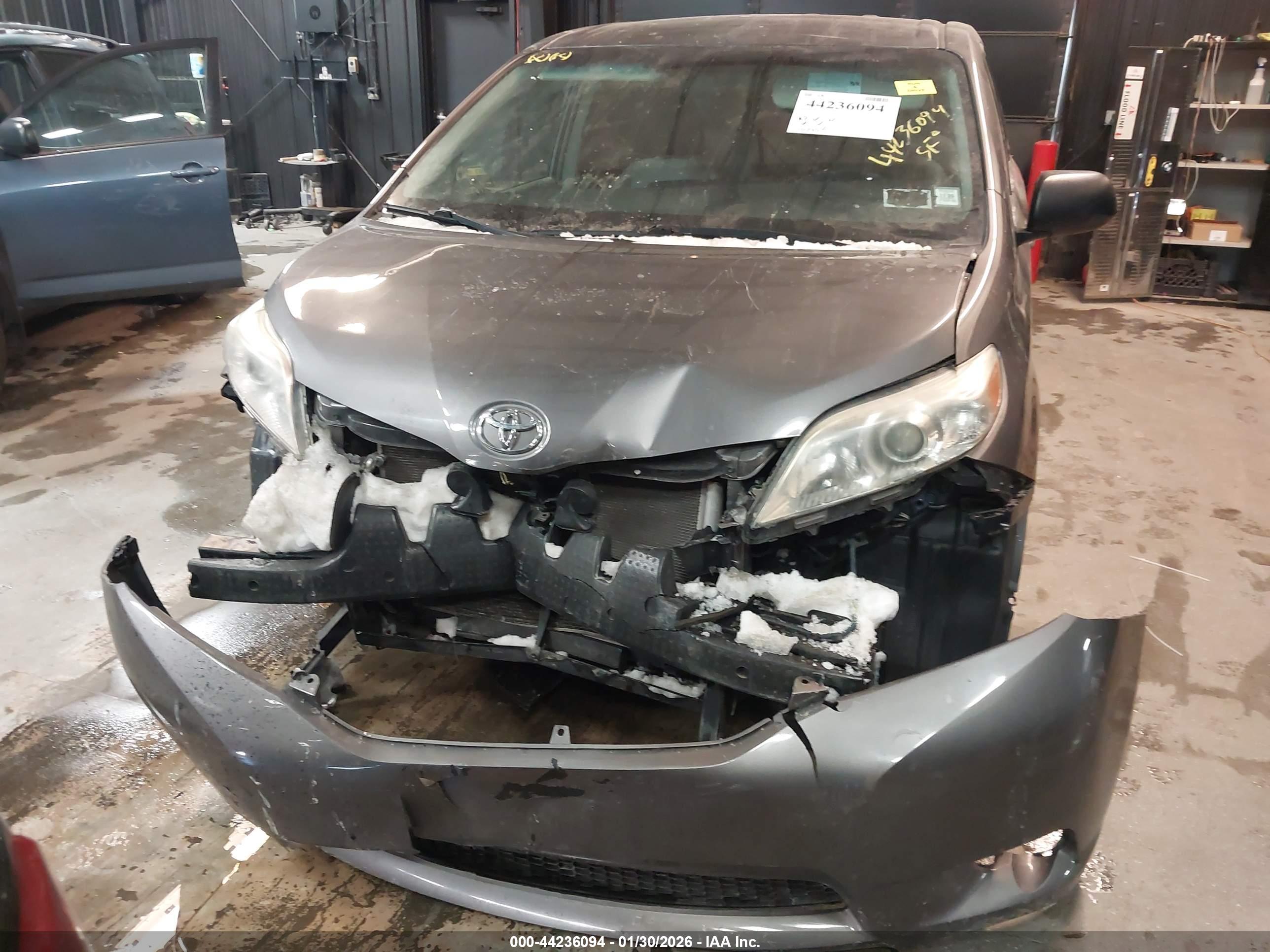 TOYOTA SIENNA image 6