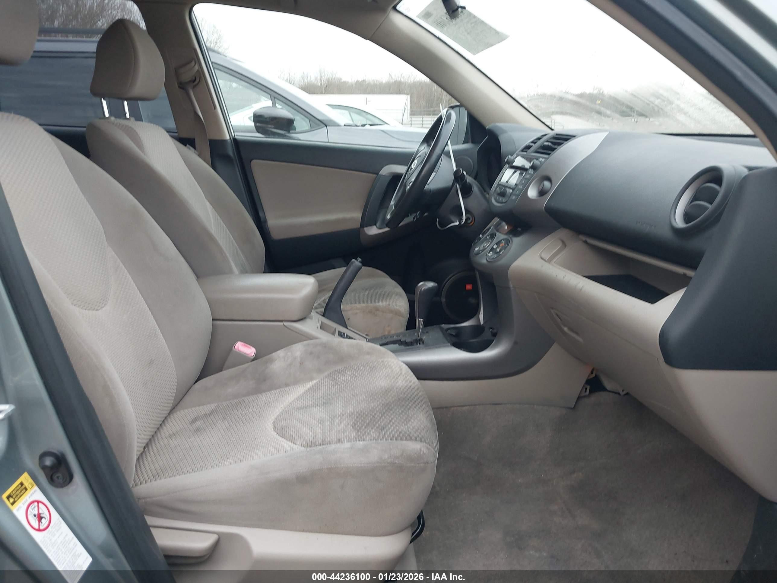 TOYOTA RAV4 image 5