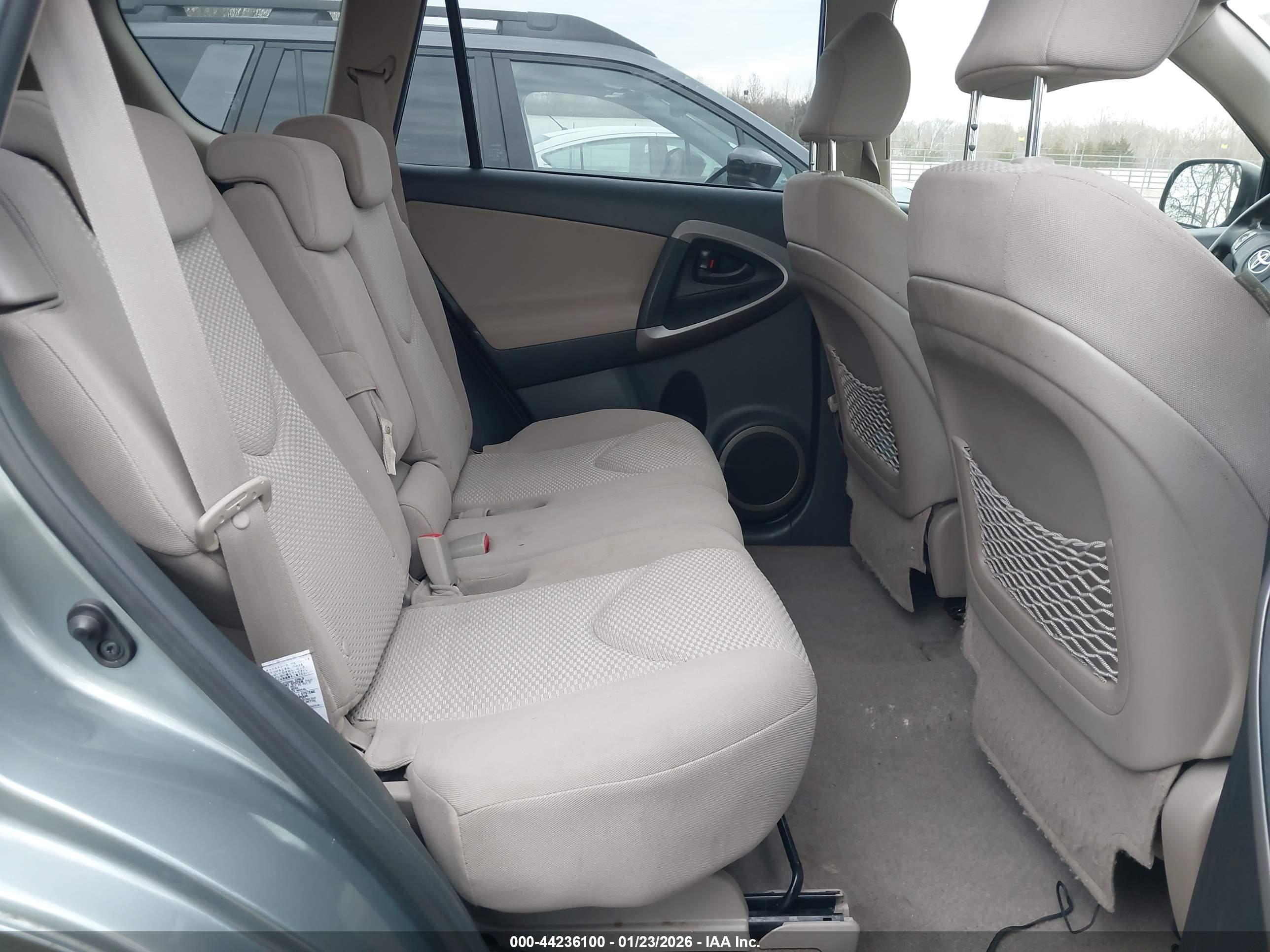 TOYOTA RAV4 image 8