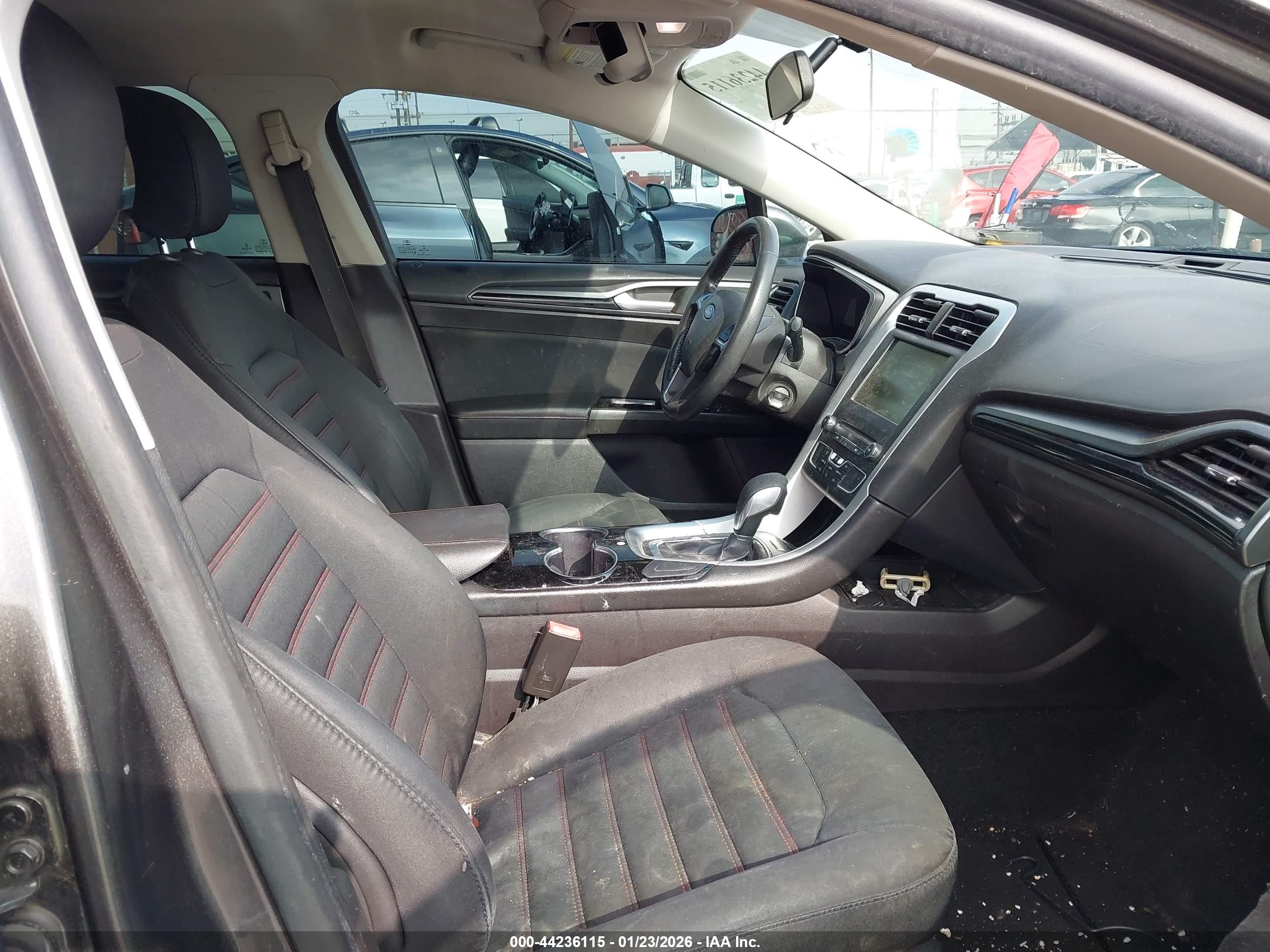 FORD FUSION image 5