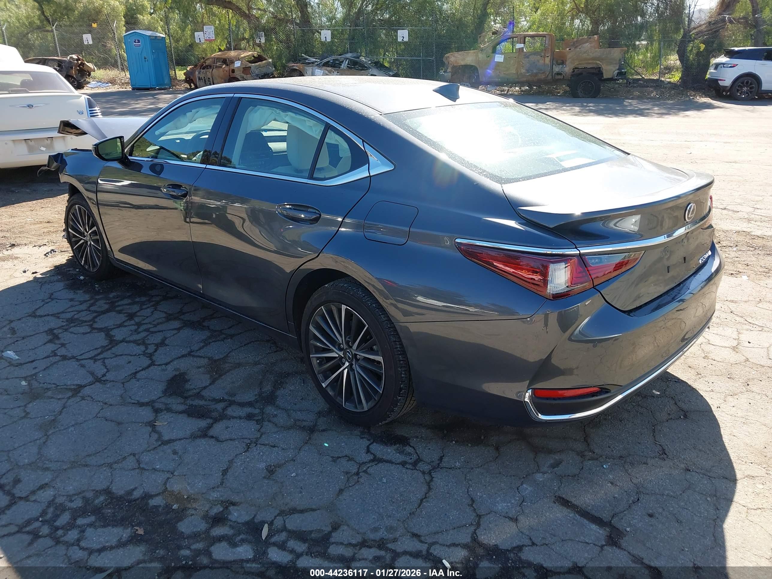 LEXUS ES image 3