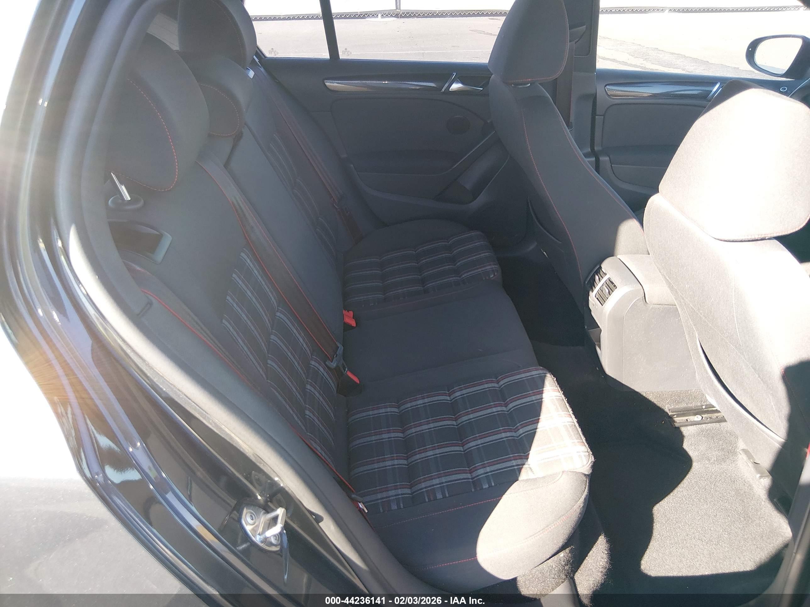 VOLKSWAGEN GTI image 8