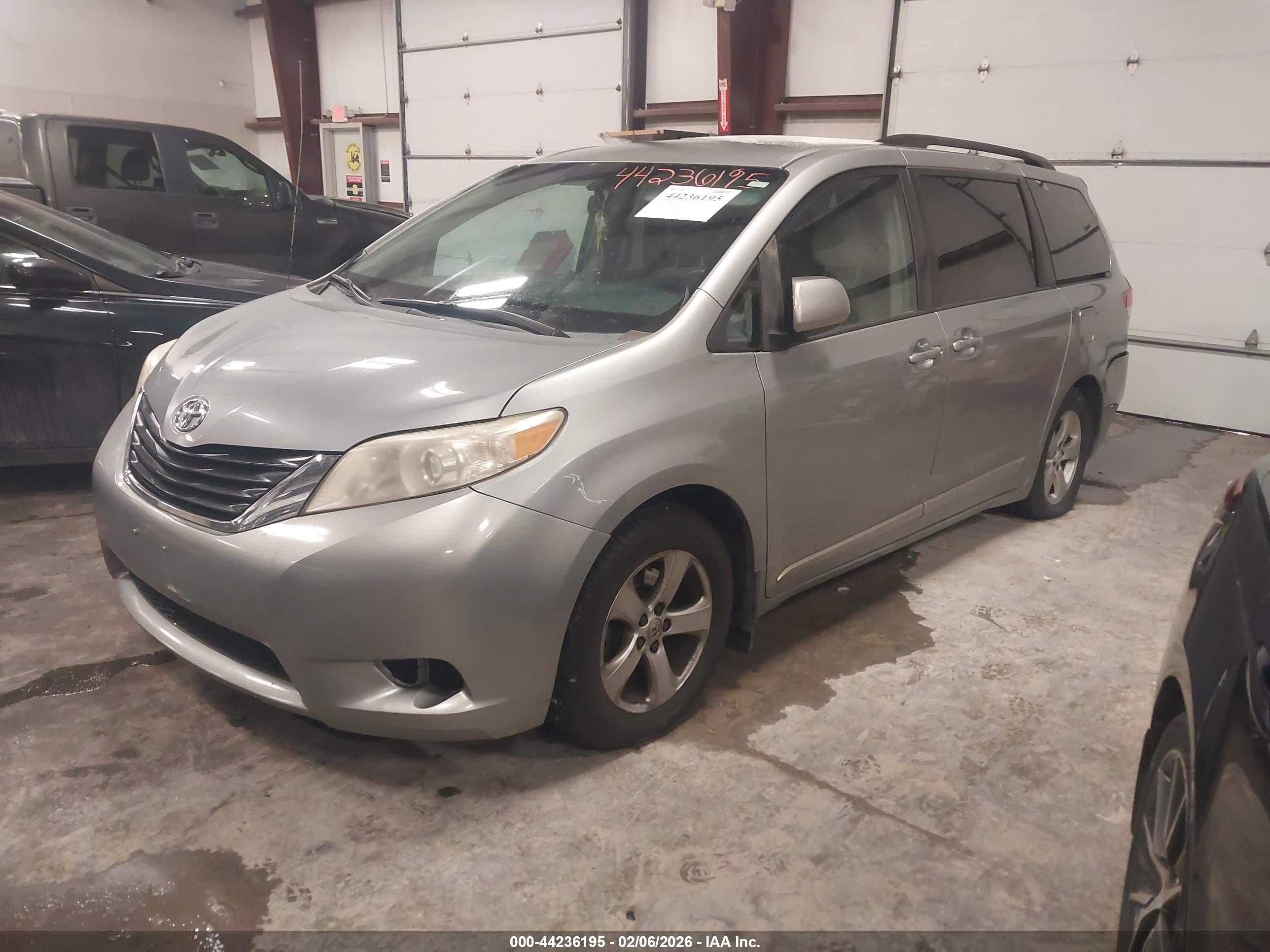 TOYOTA SIENNA image 2