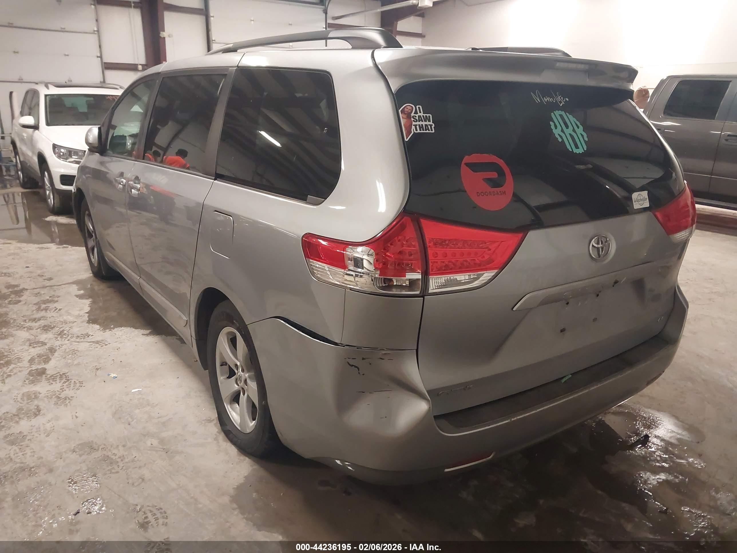 TOYOTA SIENNA image 3