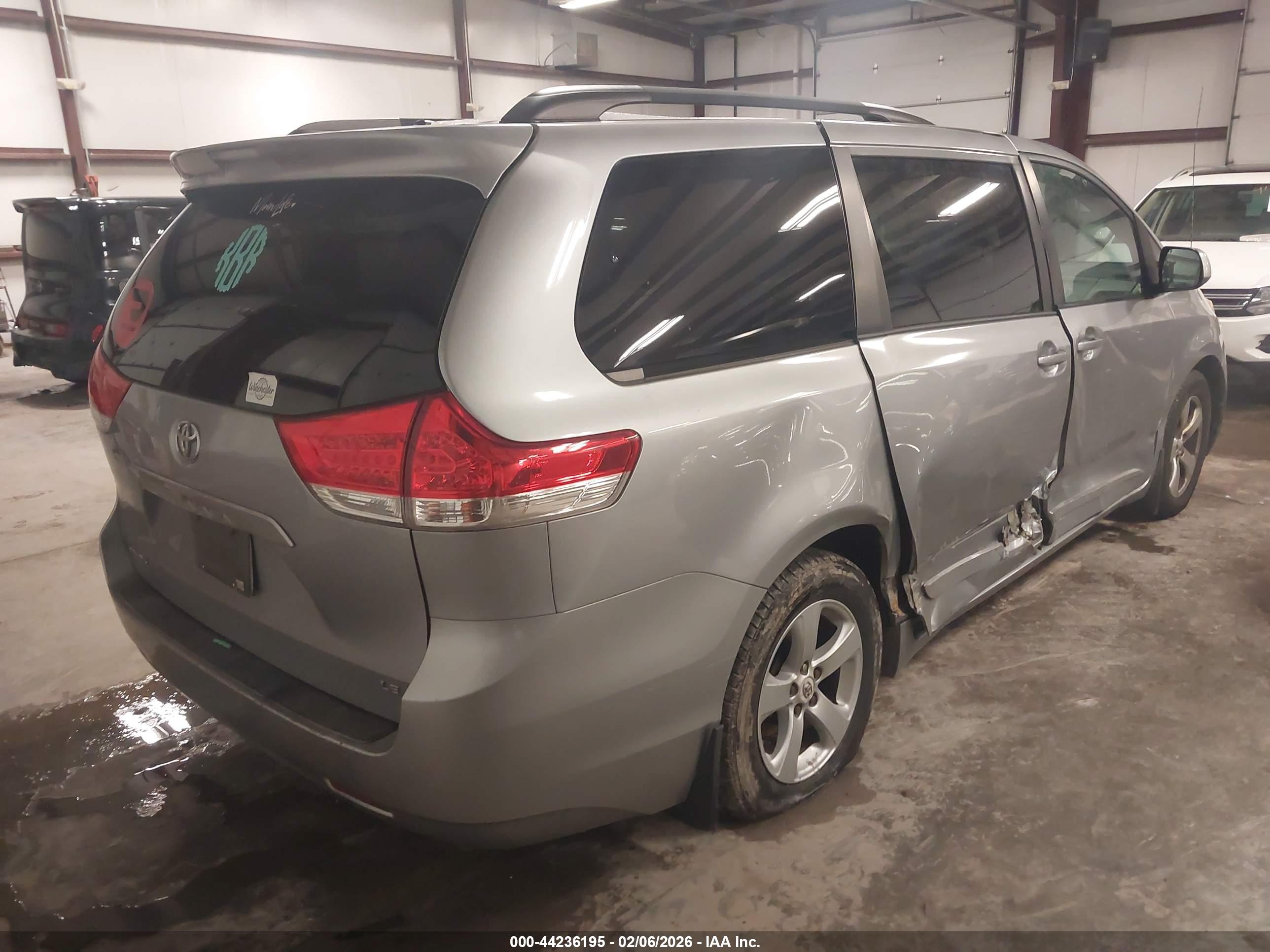 TOYOTA SIENNA image 4